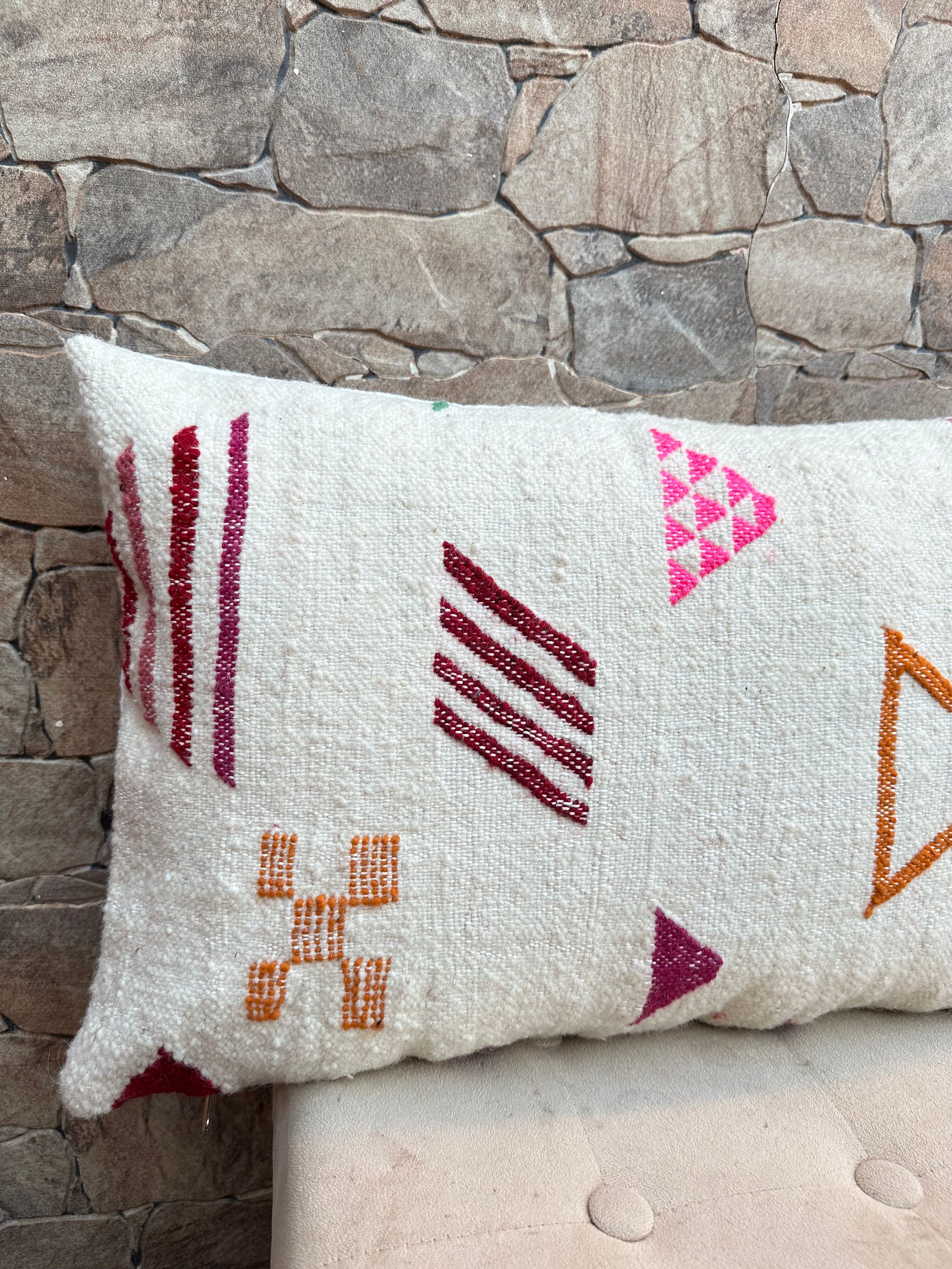 Handmade cushion cover in Berber wool: Moroccan Kilim cushion.