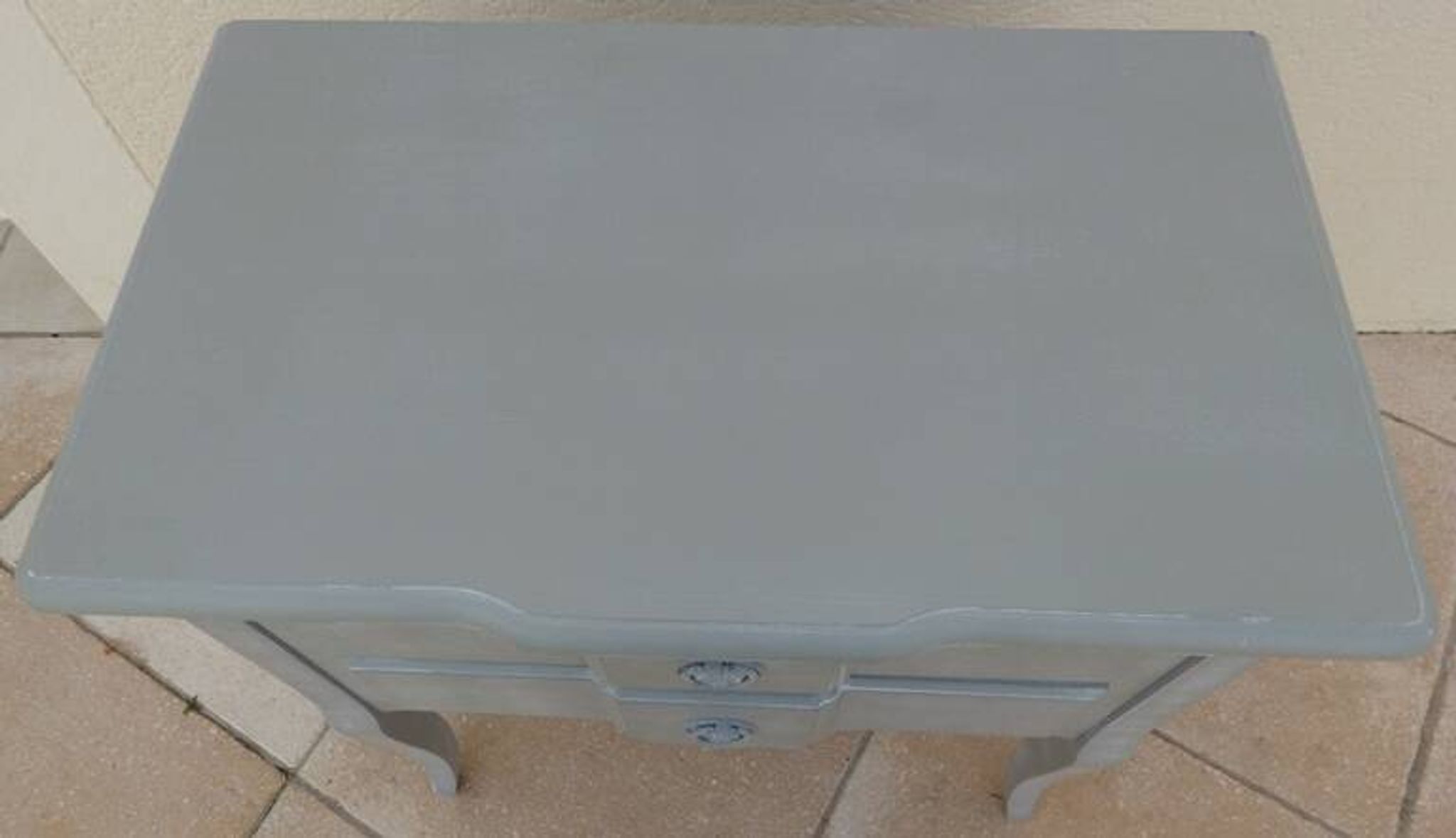 Chic piece of furniture in a versatile style with 2 drawers in Louis XV style.