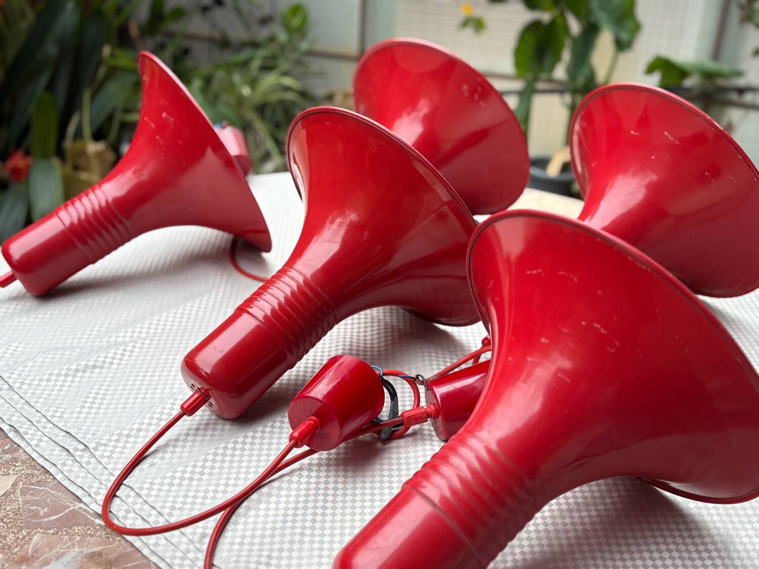 Ensemble de 5 suspensions vintage "formas" (espagne) – acier laqué rouge – état