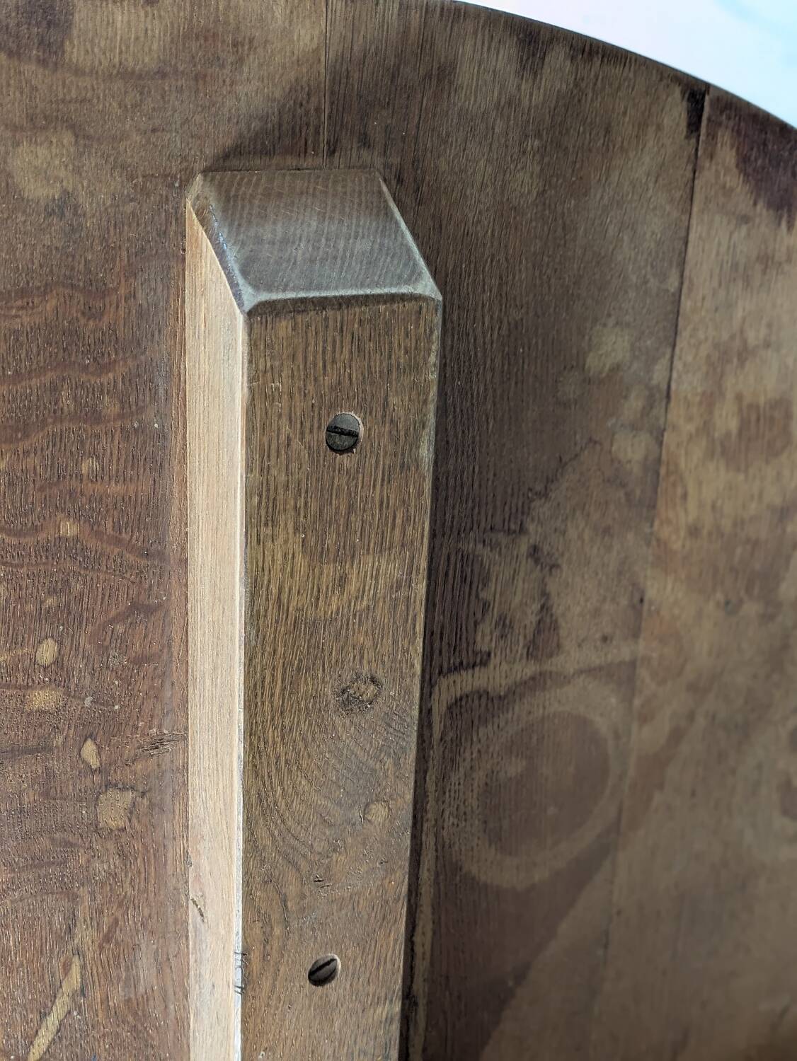 Round table in raw oak