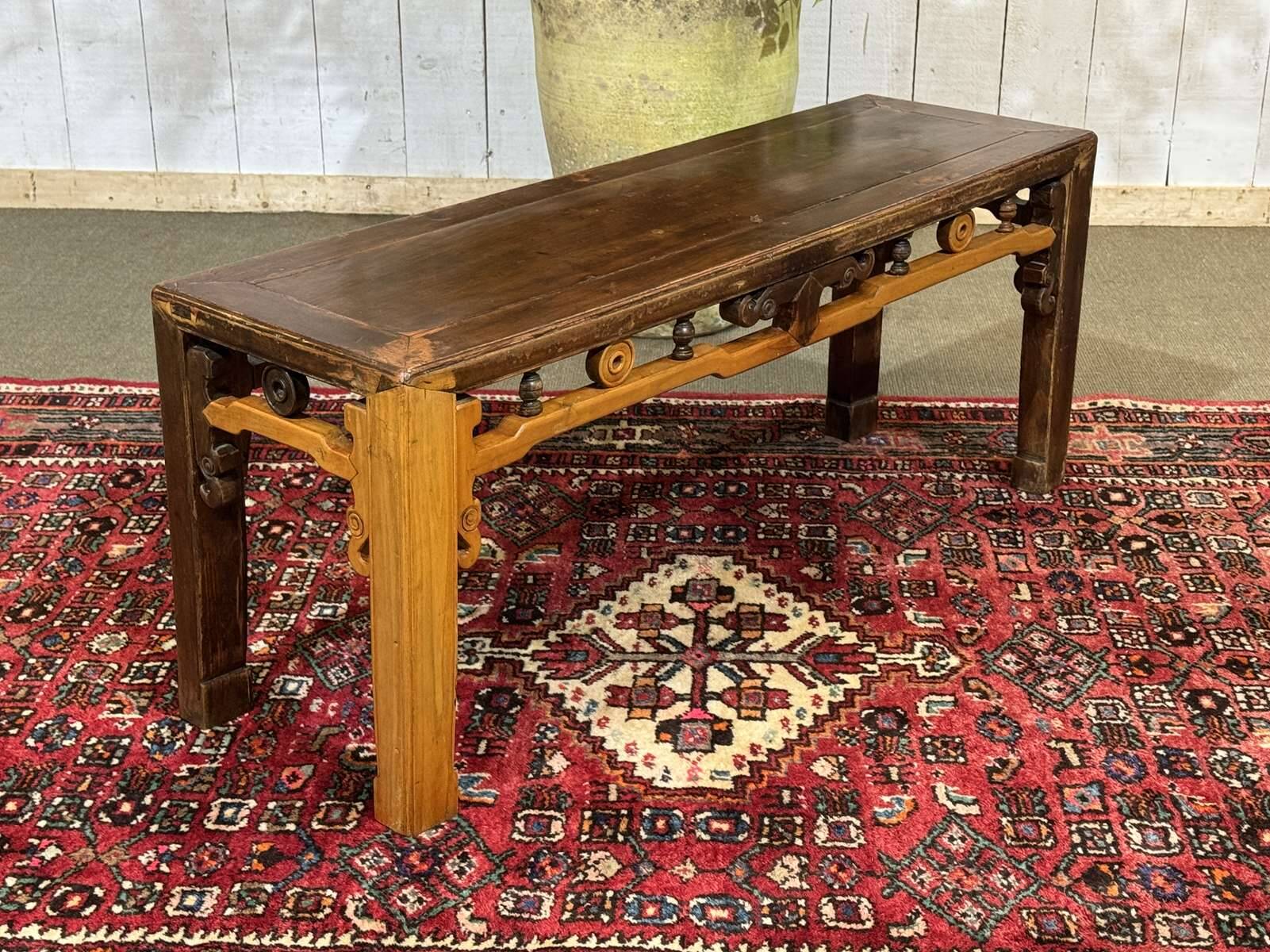Table basse chinoise en teck et orme des années 80