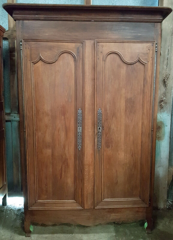 Old tinted wood laundry cabinet