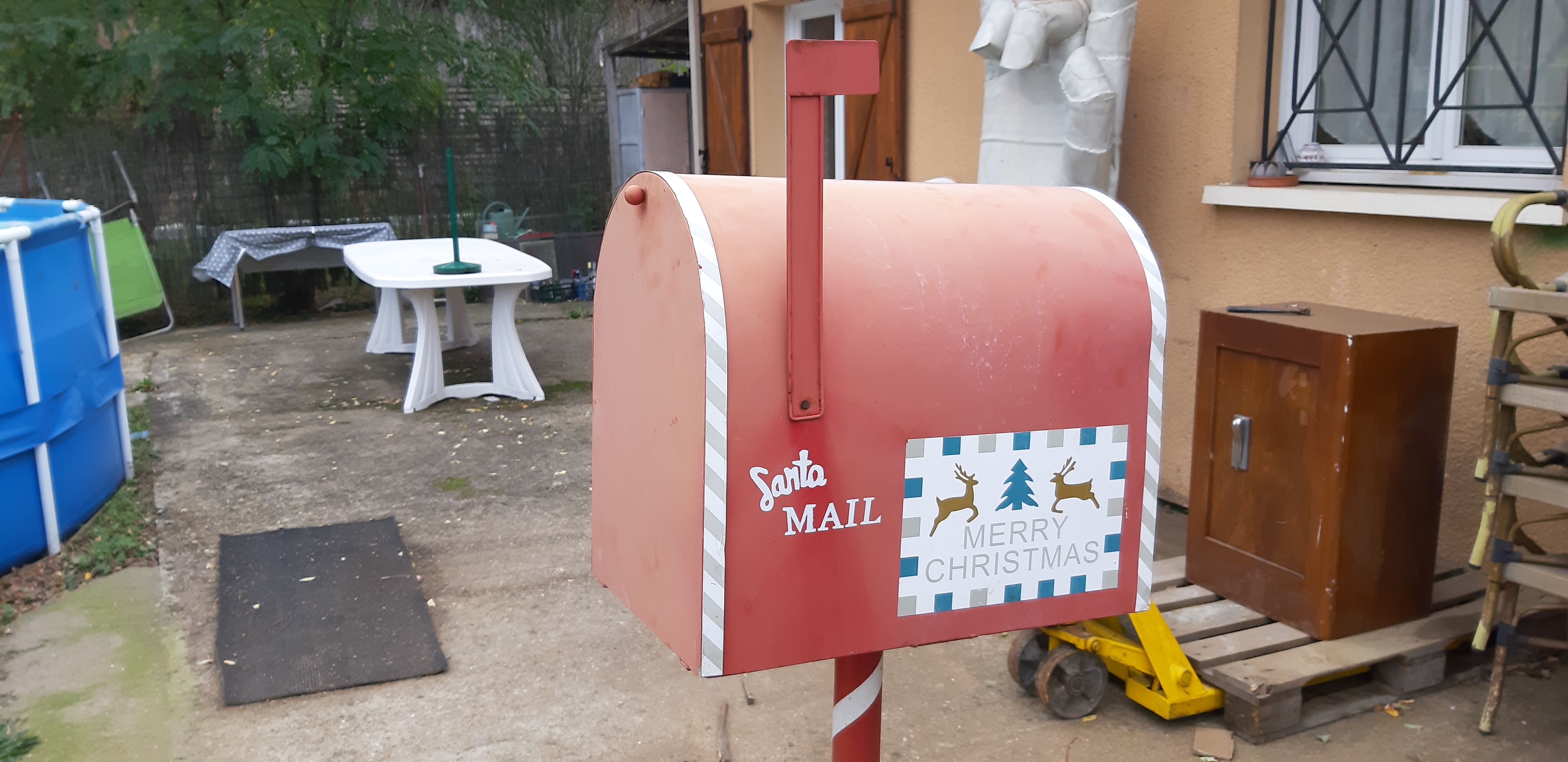 Mailbox us metal red