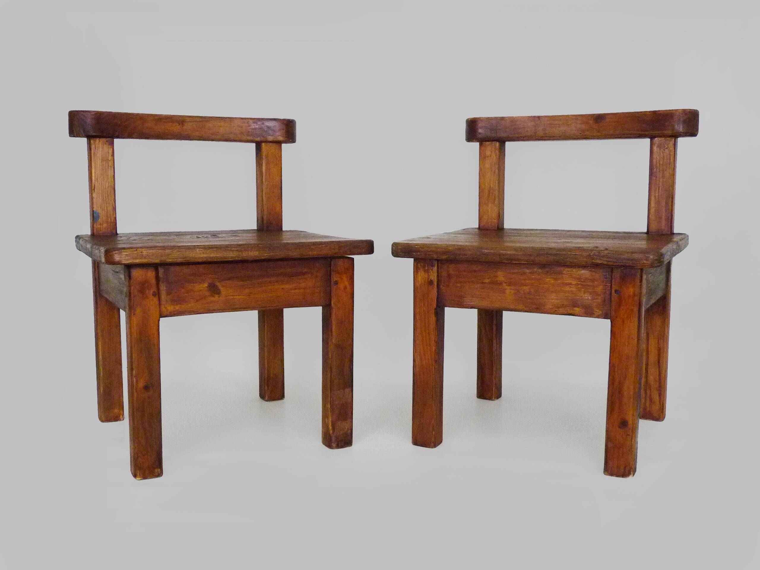 Paire de chaises basses brutaliste en bois massif. Années 60
