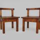 Paire de chaises basses brutaliste en bois massif. Années 60