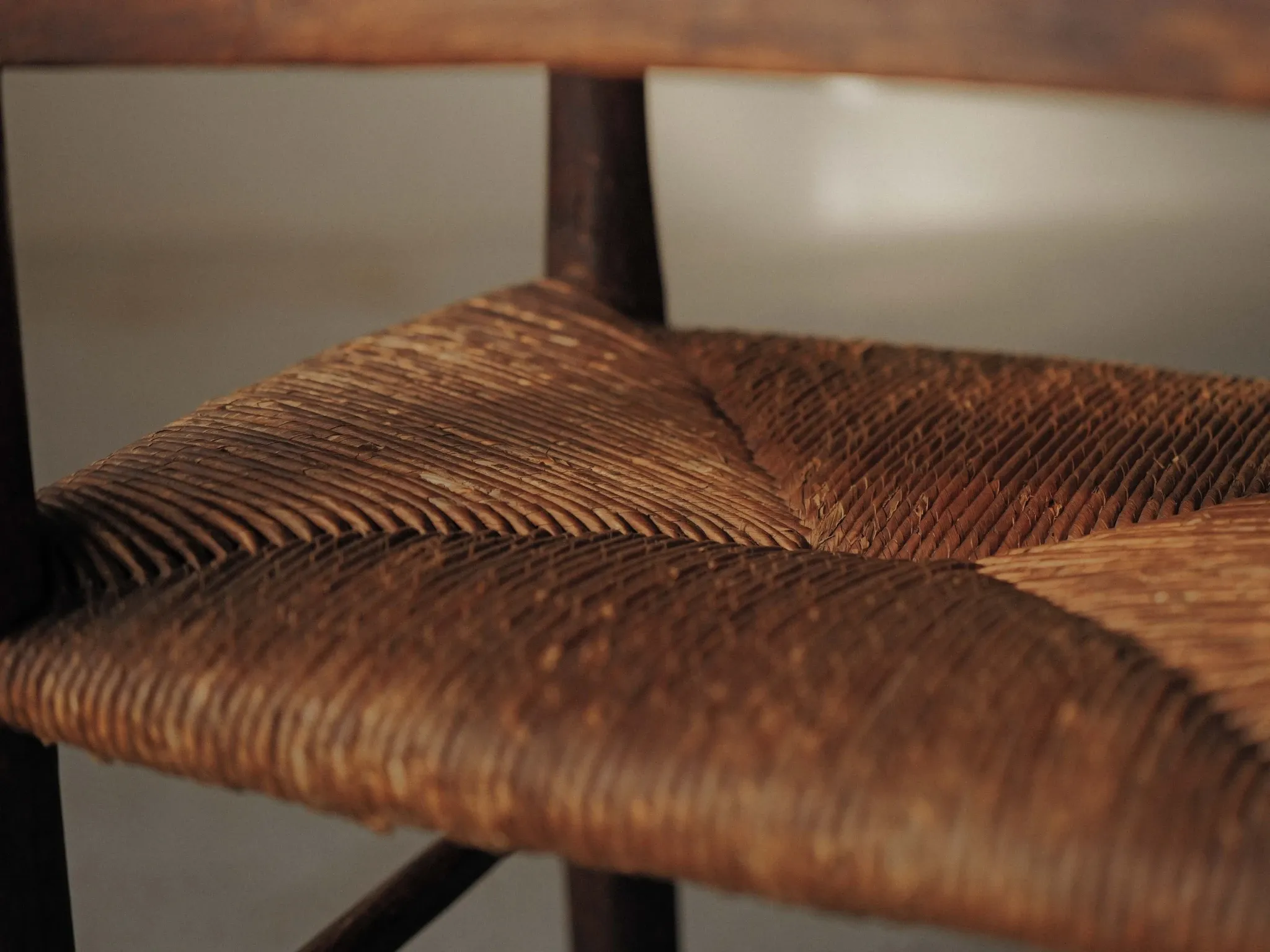 Fauteuil paysan en bois massif et paille, XIXᵉ siècle