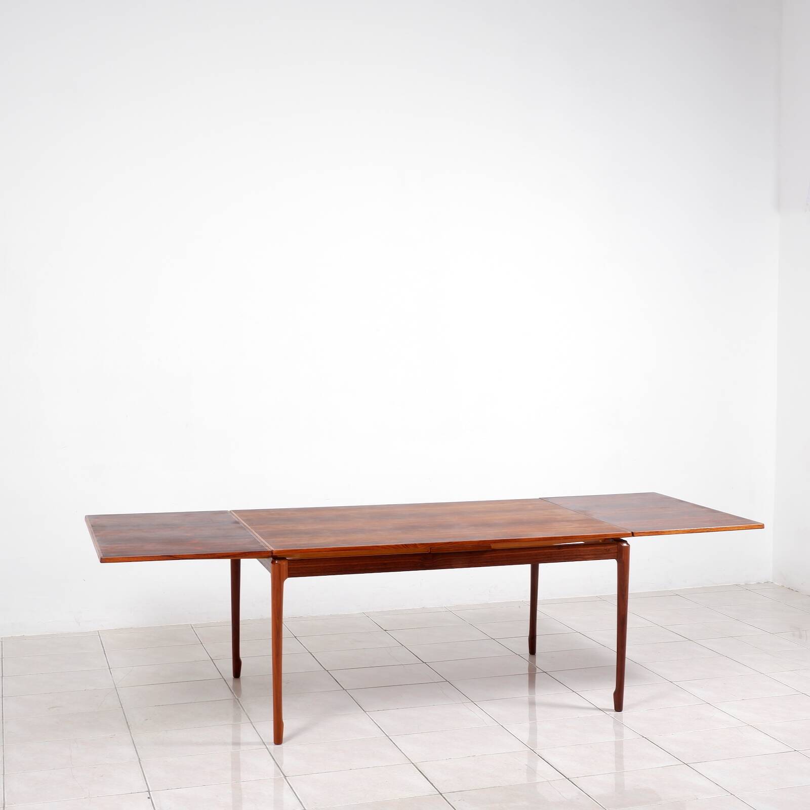 Grande table à manger extensible en palissandre brésilien par H. Sigh & Son