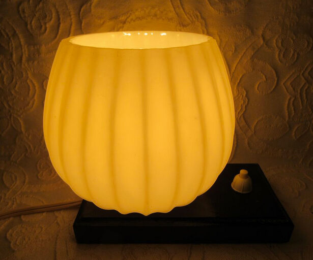 Lampe opaline blanche plissée et bois 1960