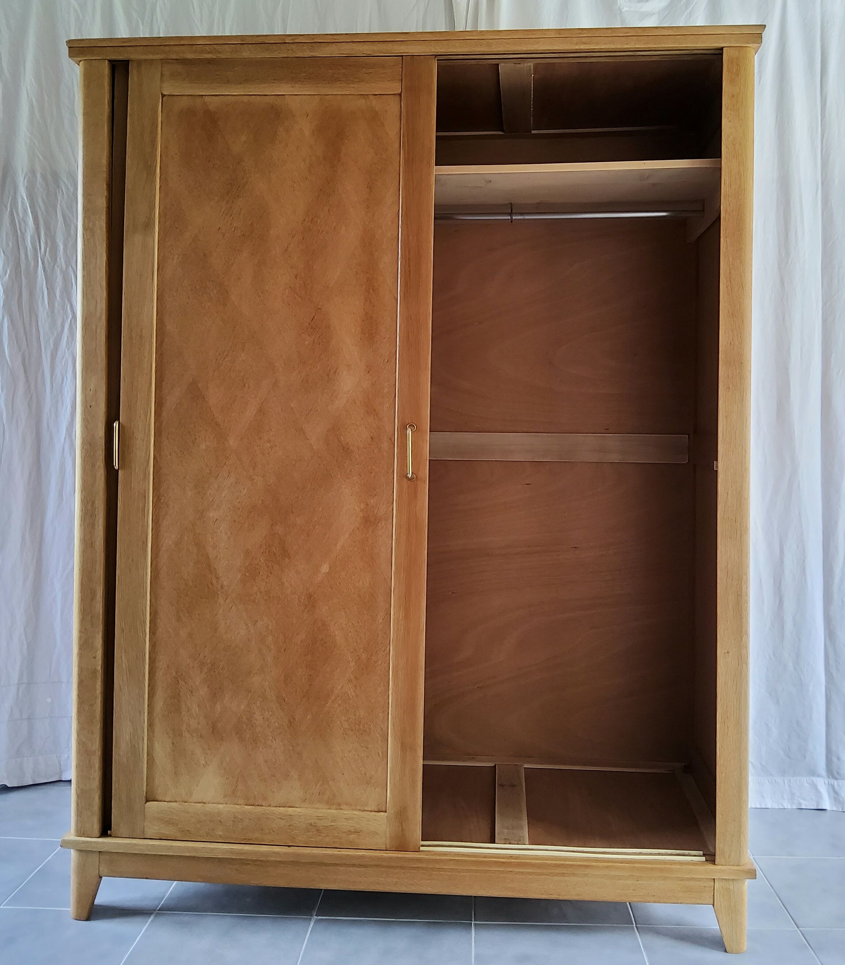 Parisian wardrobe with sliding doors