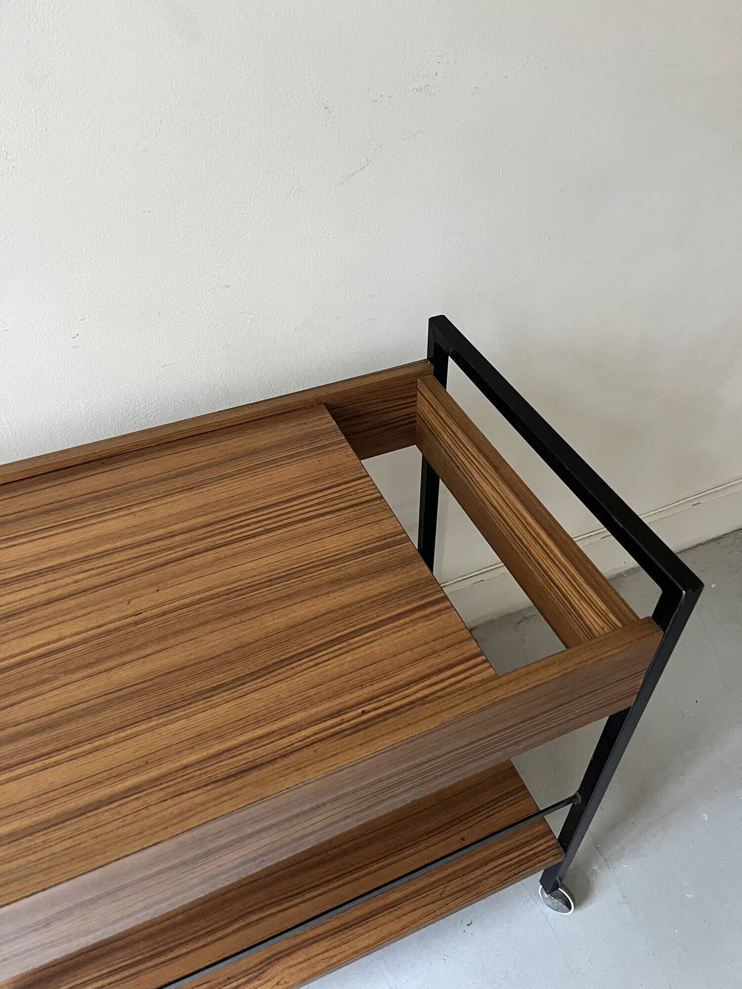 Rolling serving table in wood and black metal by Pierre Guariche for Meurop, design 1960
