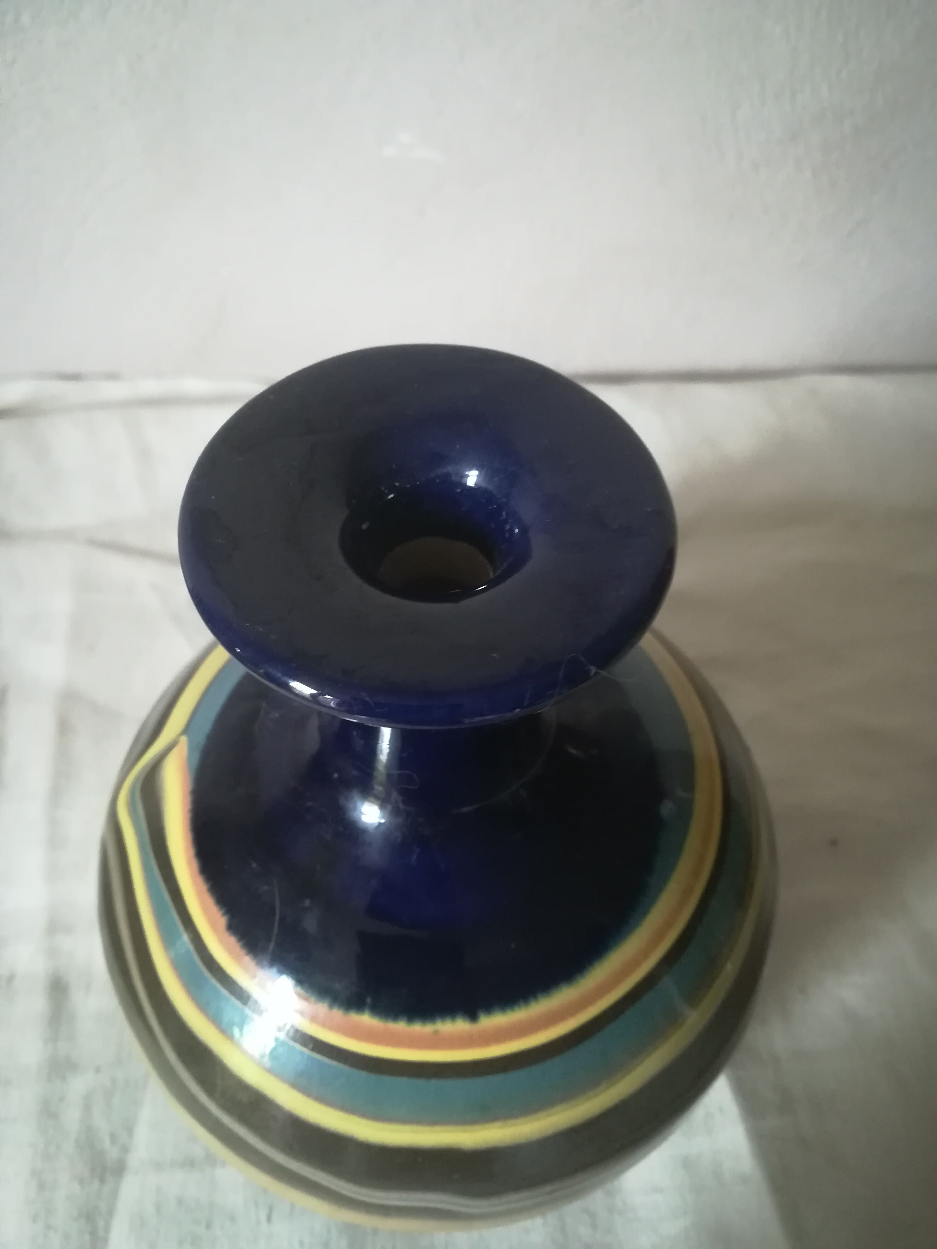 Vase boule en terre mêlée