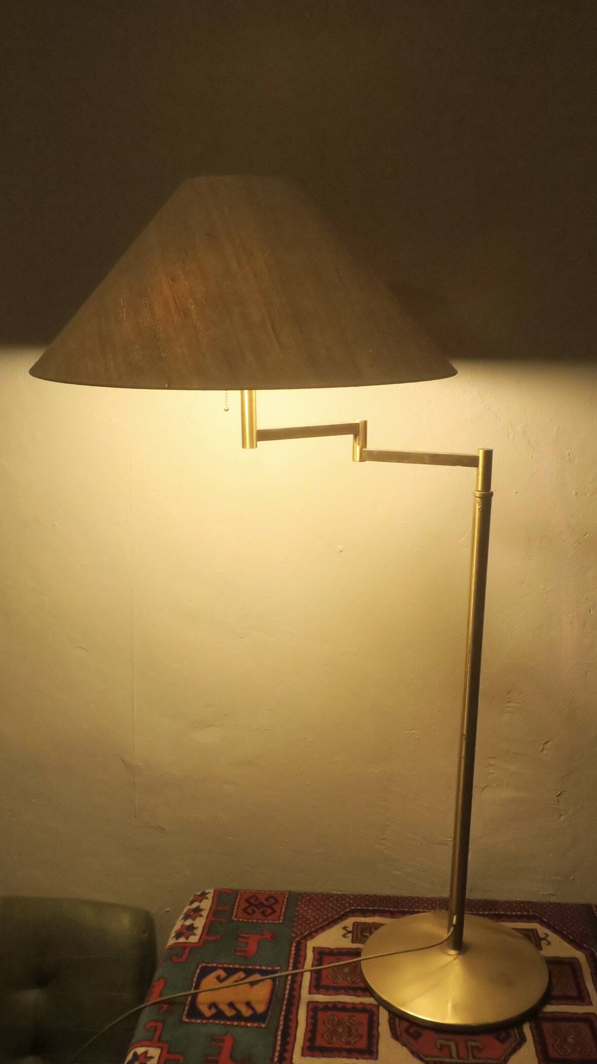 Lampadaire à bras pivotant multi-réglable en laiton Walter von Nessen, États-Unis, années 1960