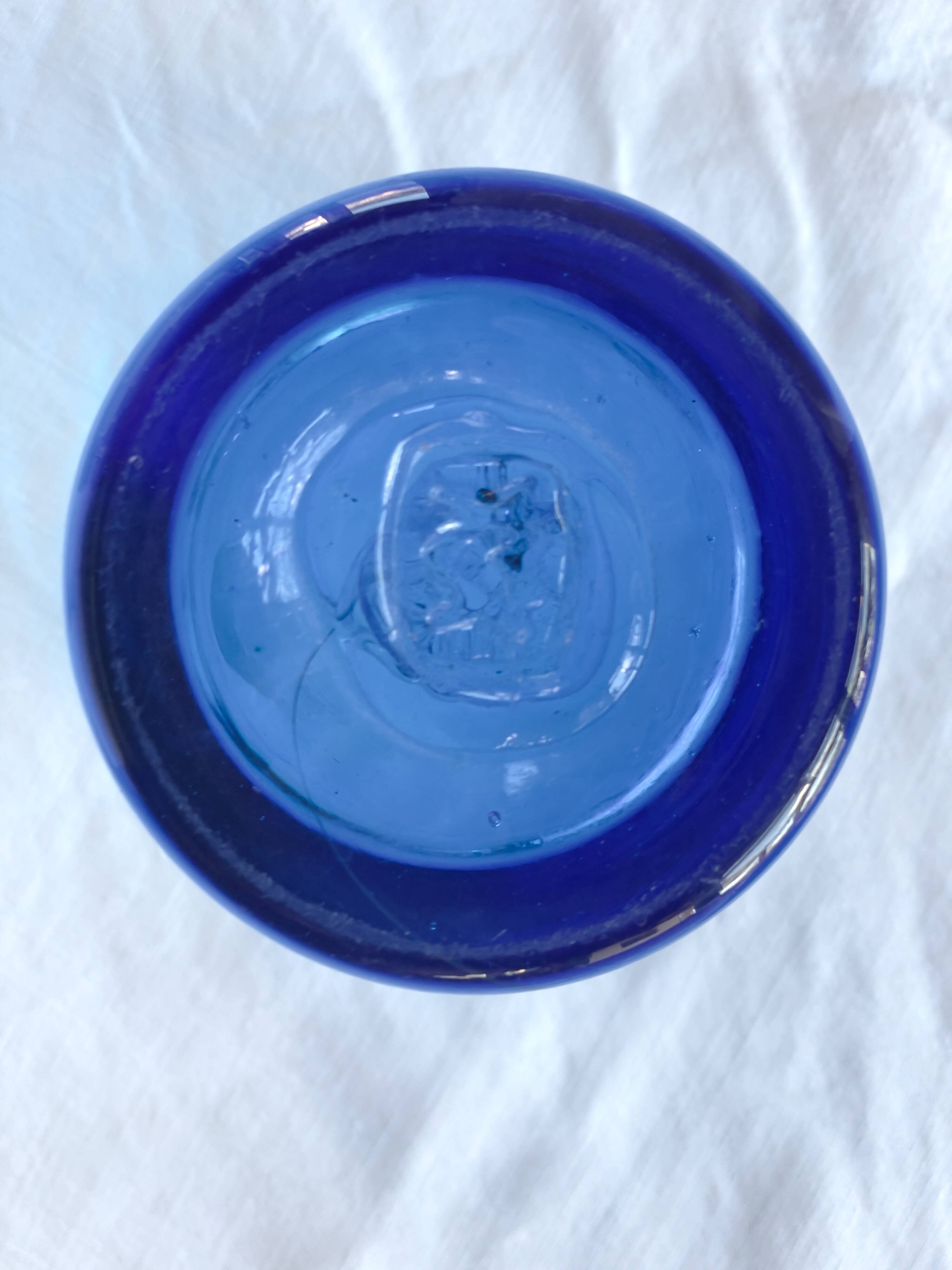Saisissant vase  pâte de verre bleue / Bob le Bleïs/ Verrerie Maure-Vieil