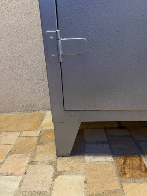 Metal workshop cabinet