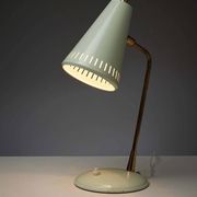 Adjustable table lamp in patinated brass and green metal