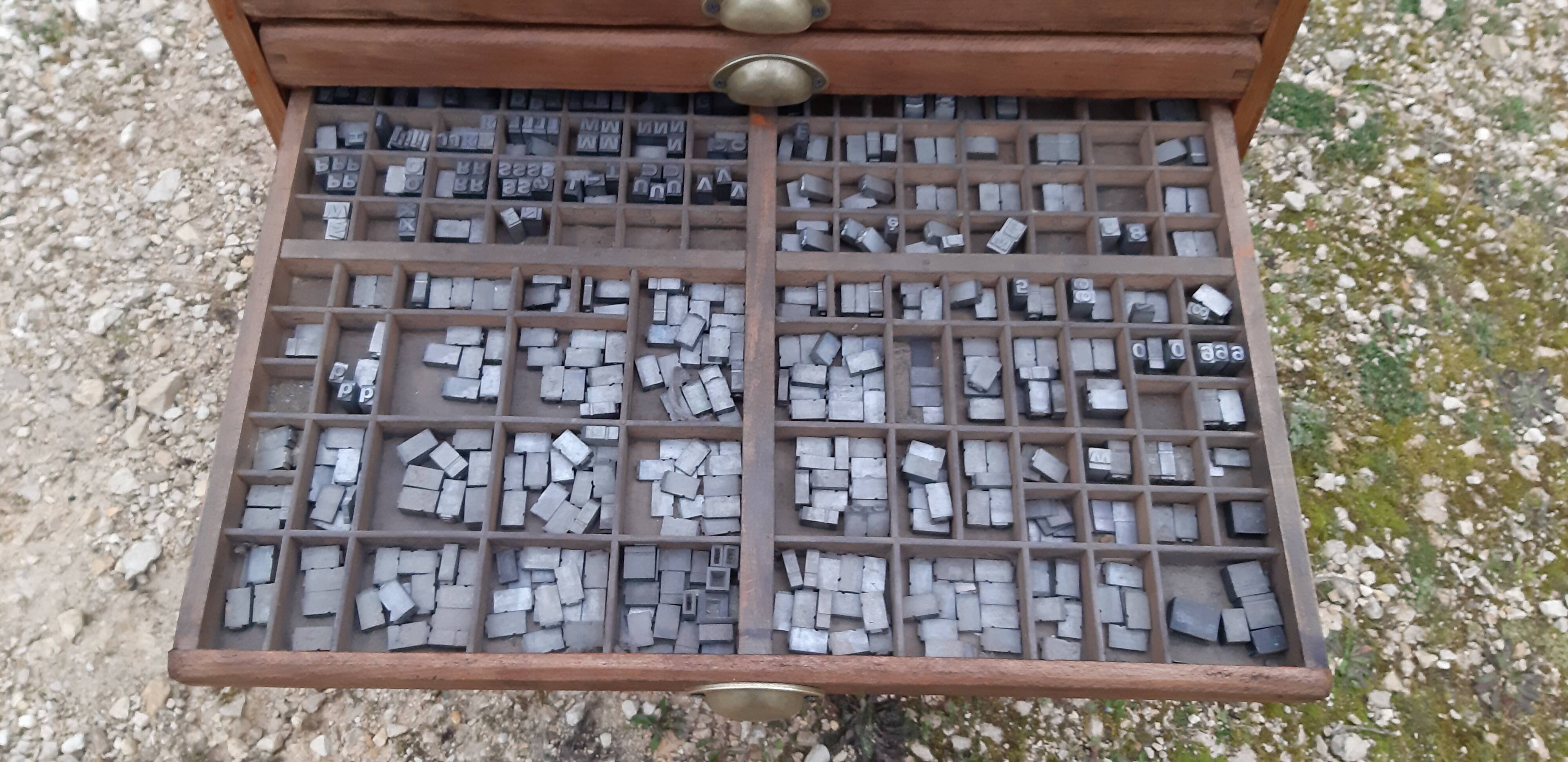 Printing cabinet 16 drawers with these lead letters