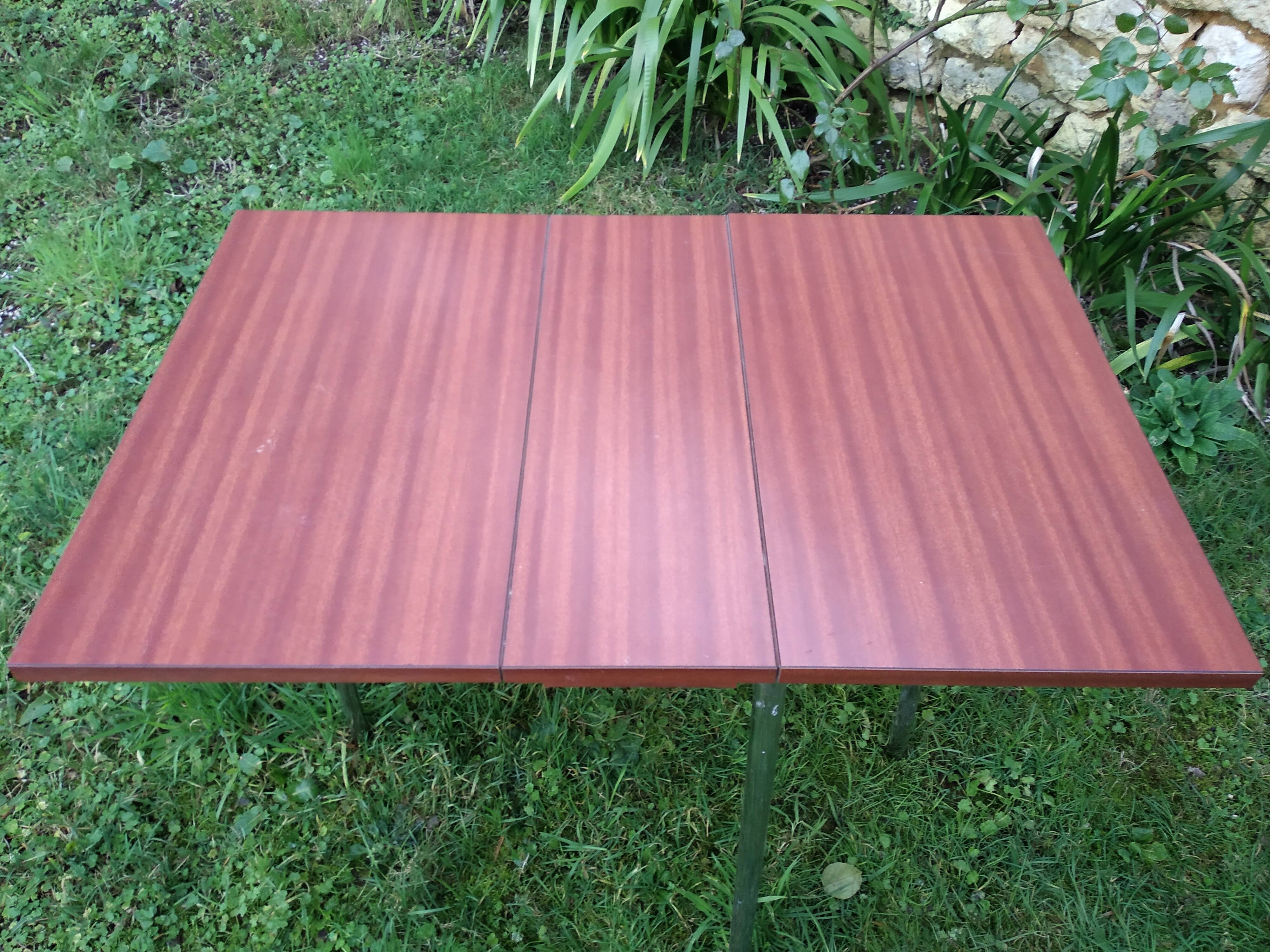 Foldable formica table