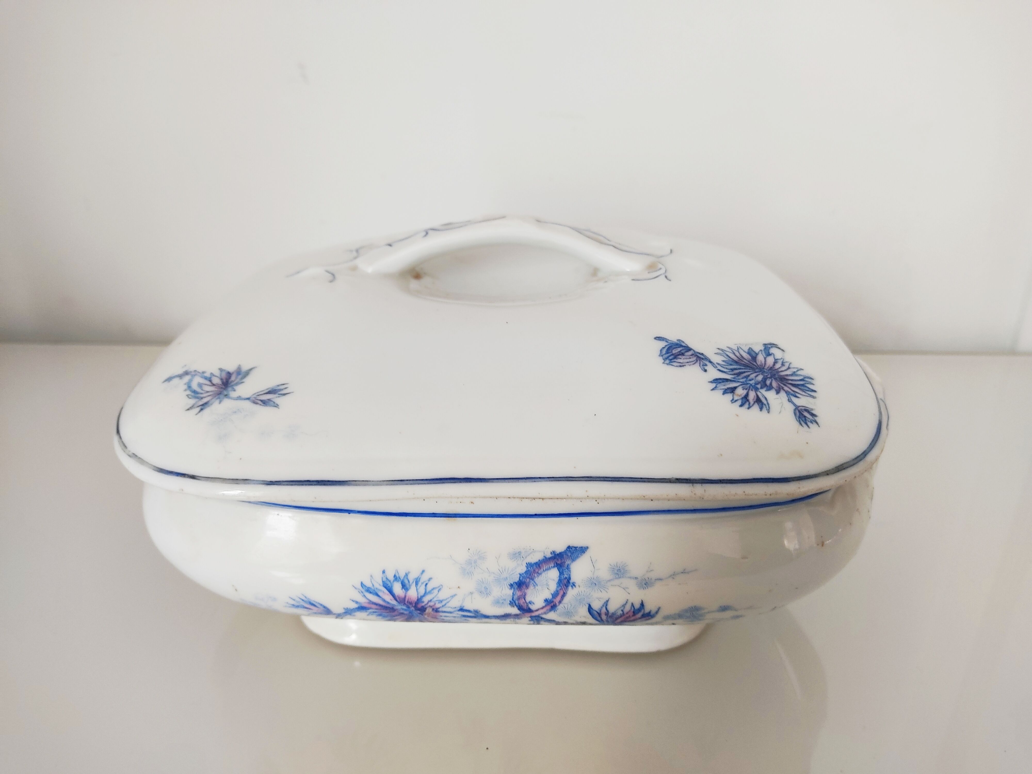 Dish with porcelain lid decoration blue flowers