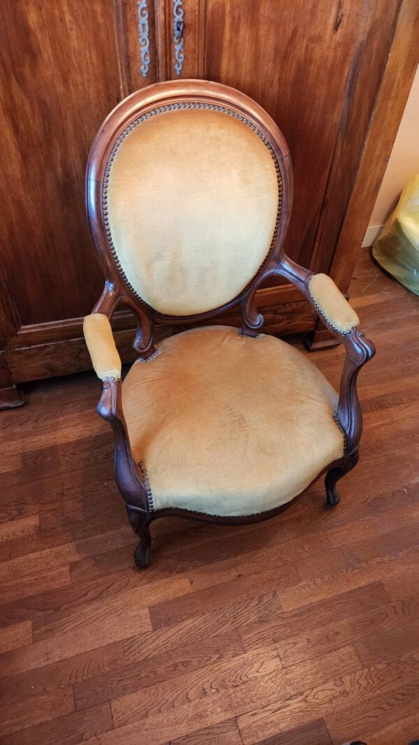 Fauteuil ancien cabriolet style Louis Philippe Médaillon