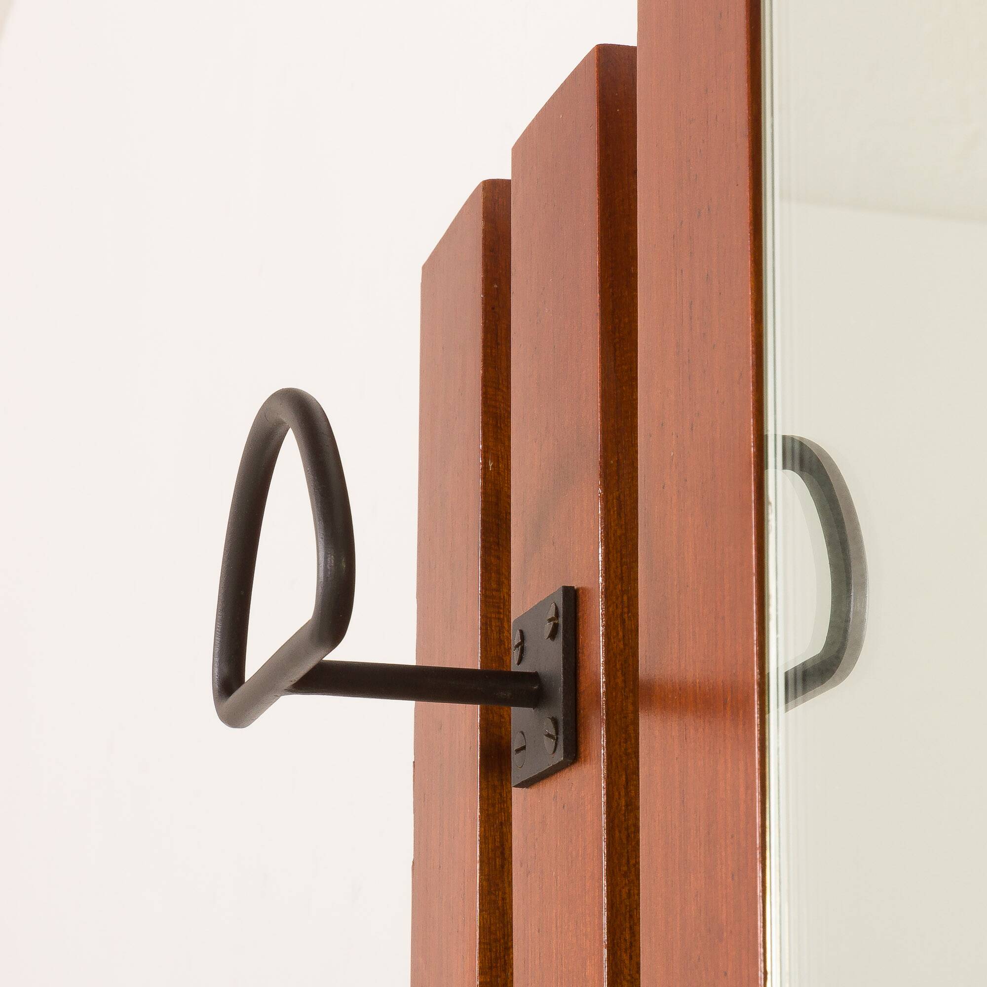 Porte-manteau en teck avec miroir et étagère, Italie, années 1960.