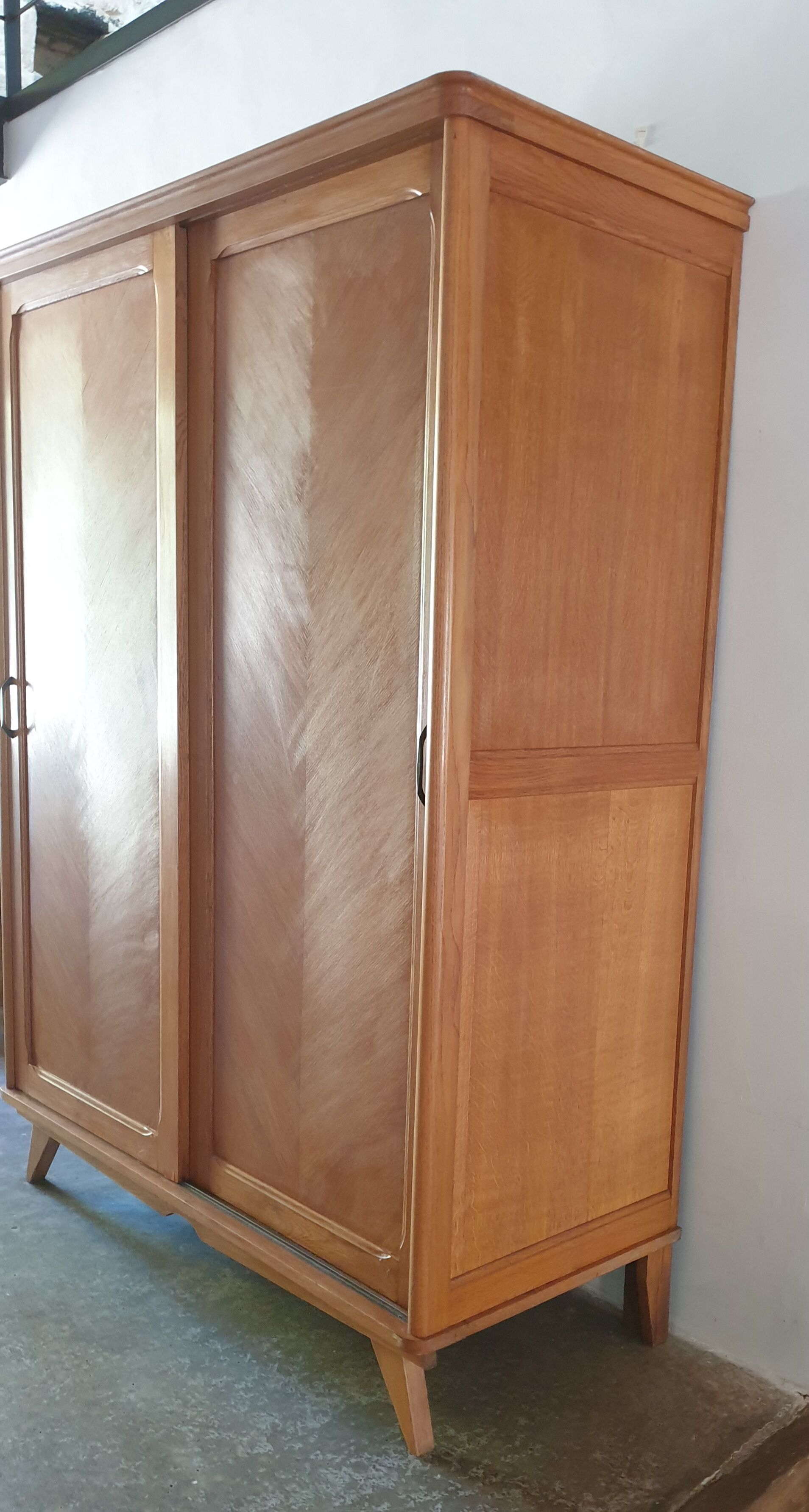 Parisian wardrobe with sliding doors