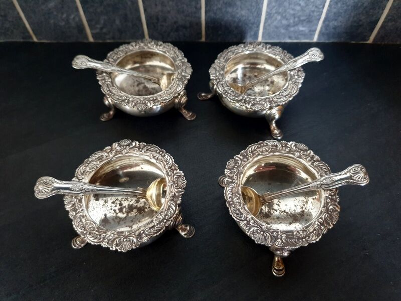 Series of 4 salt pans and their solid silver salt shovels - Shell model - England - 365g