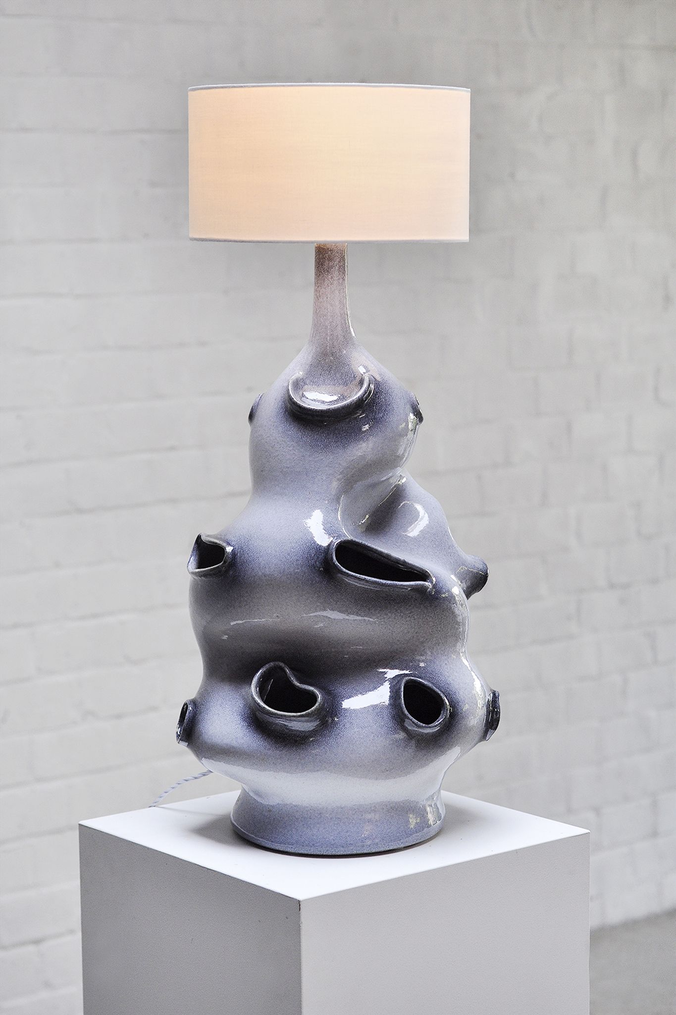 Lampe de table sculpturale émaillée en céramique française, années 1970