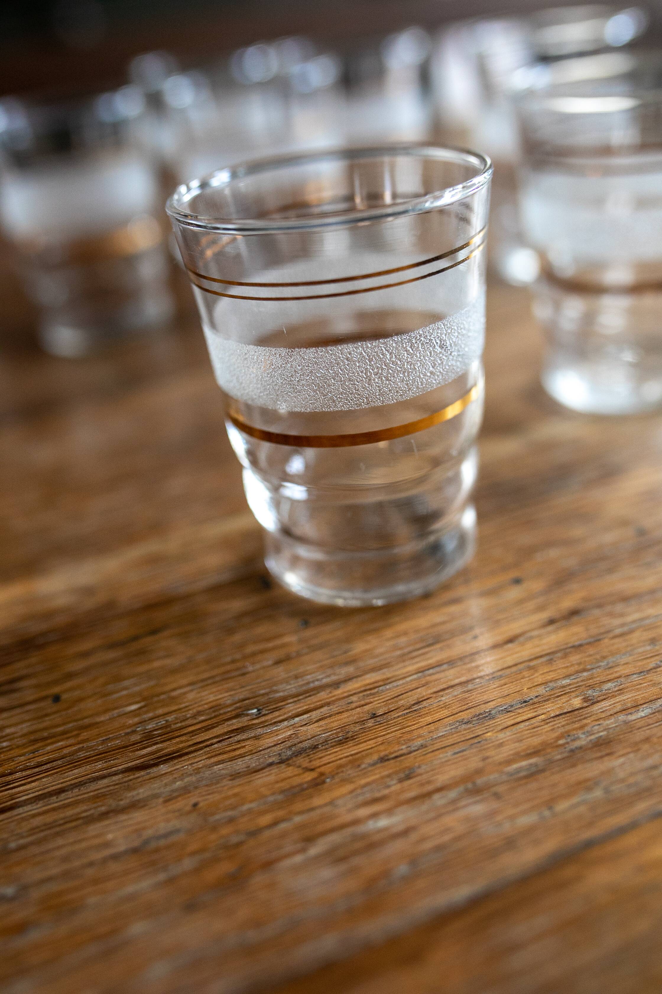 Lot de 8 verres granités blancs