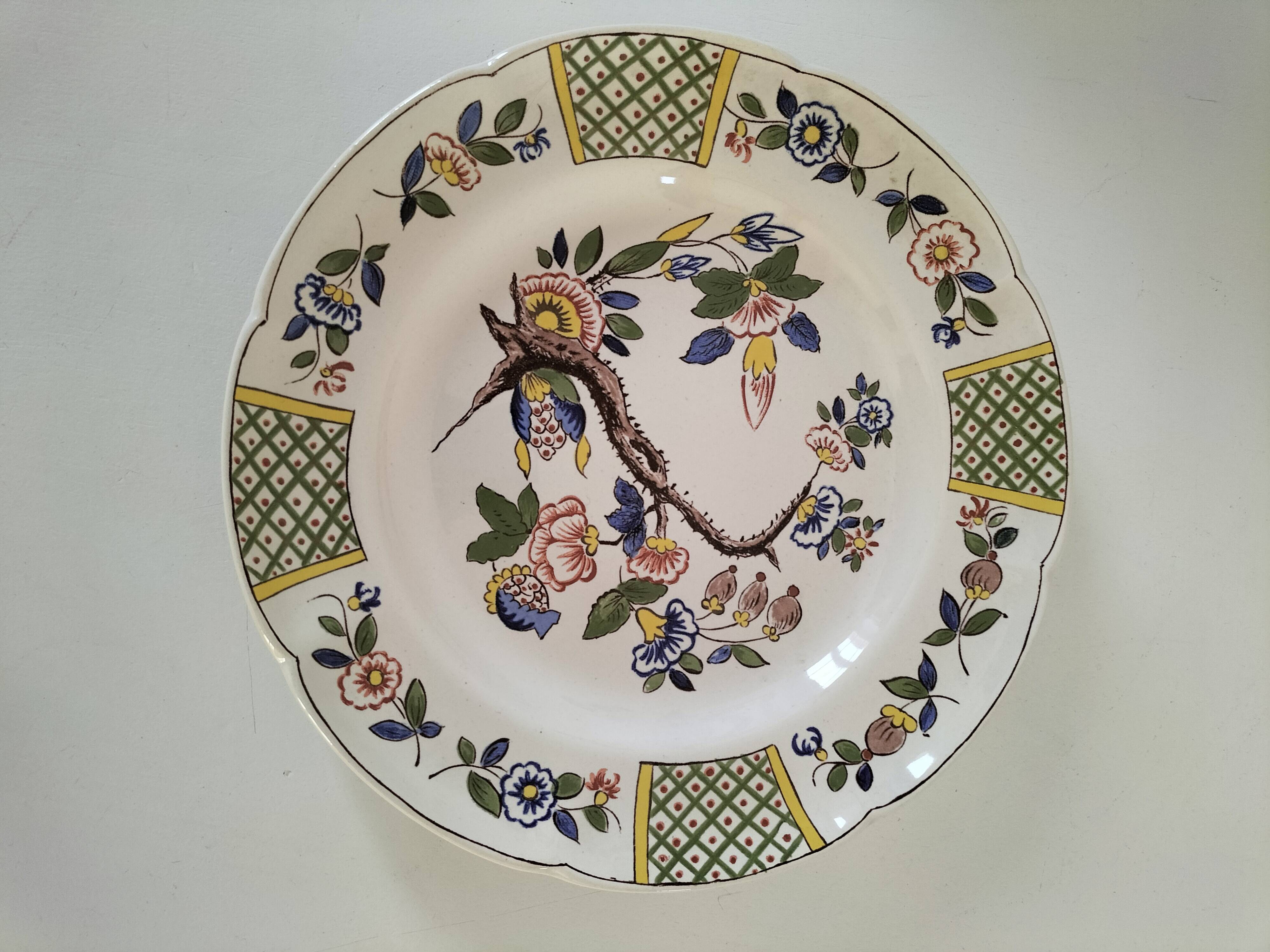 Saint-Clément plate with polychrome floral decoration