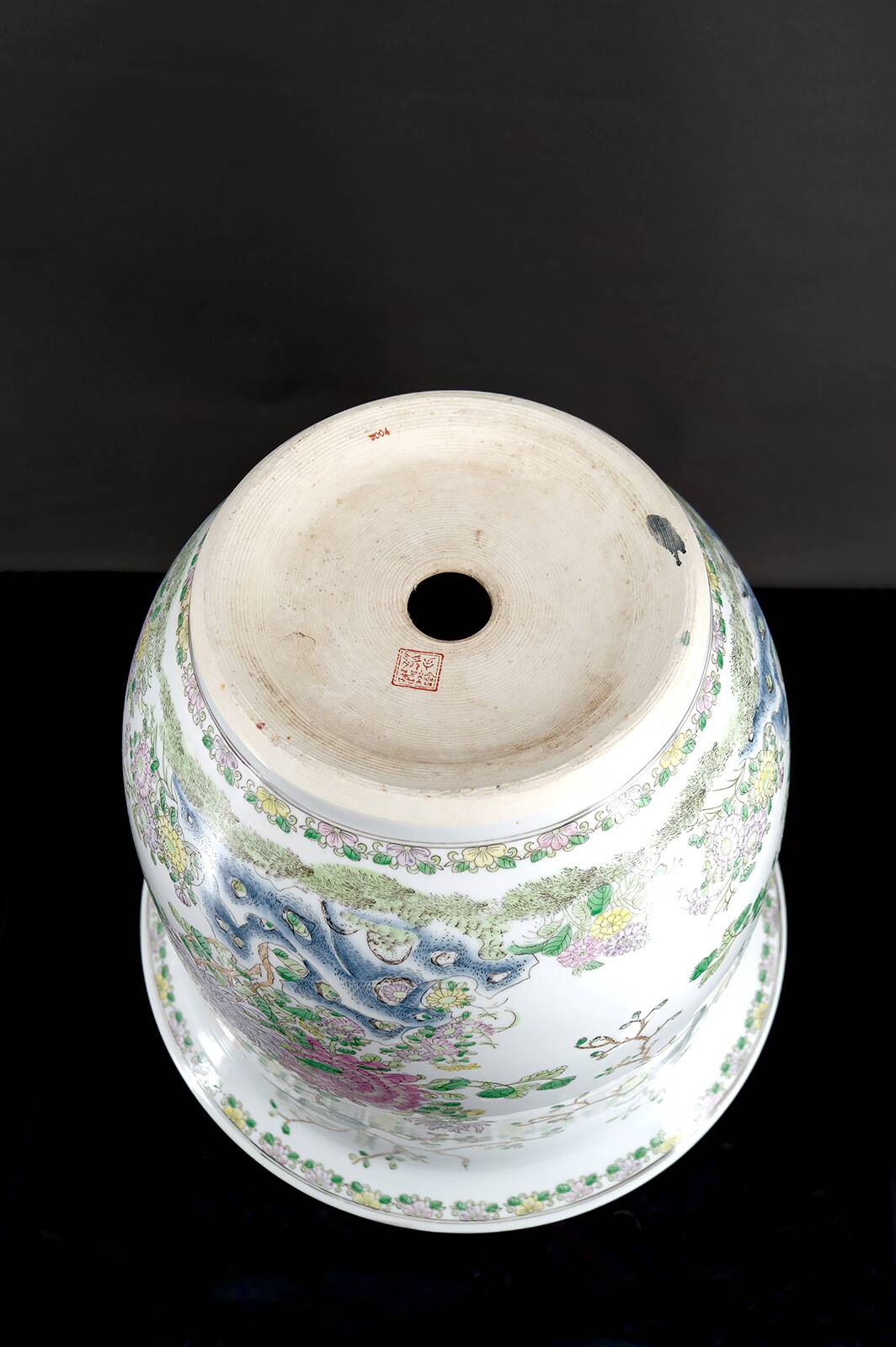 Important Chinese cache-pot with naturalistic floral and animal decoration – 20th century