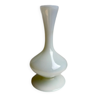 Small vase in white opaline 40s