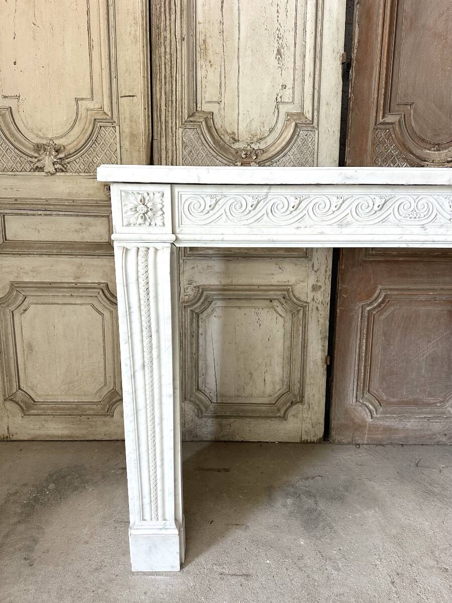 Louis XVI fireplace in white marble, 19th century.