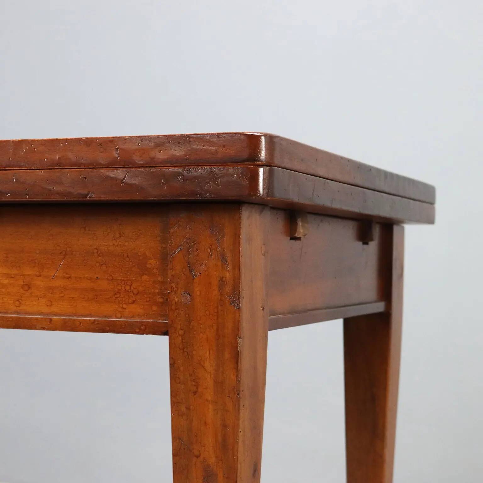 Table ancienne style Directoire en noyer et érable, Italie, XXe siècle