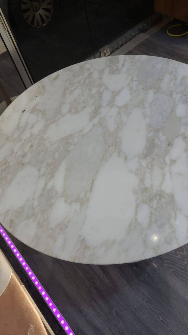 Table Saarinen en marbre Calacatta  ronde 91 cm