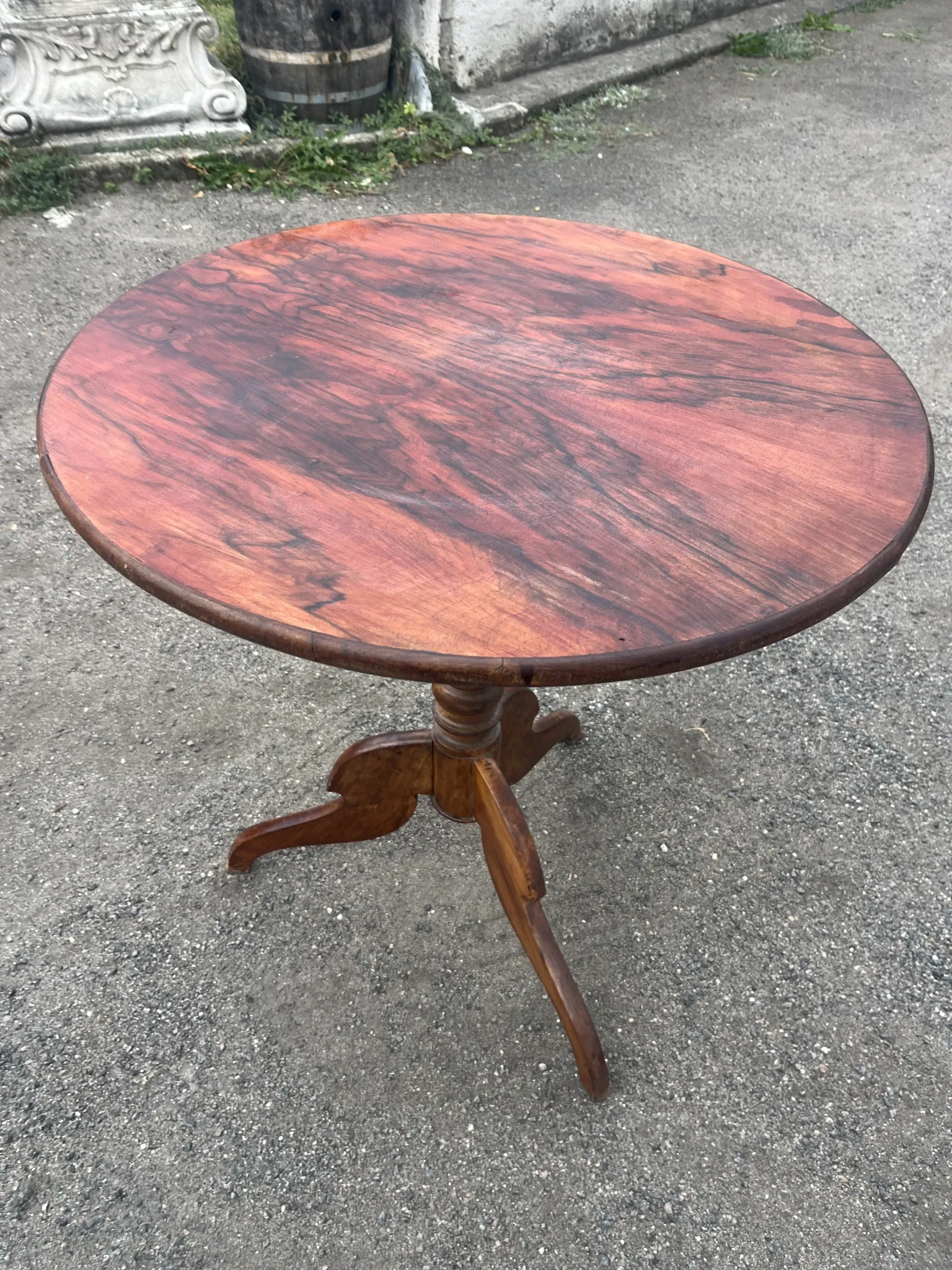 Antique round mahogany guéridon – Tripod central leg – 19th century