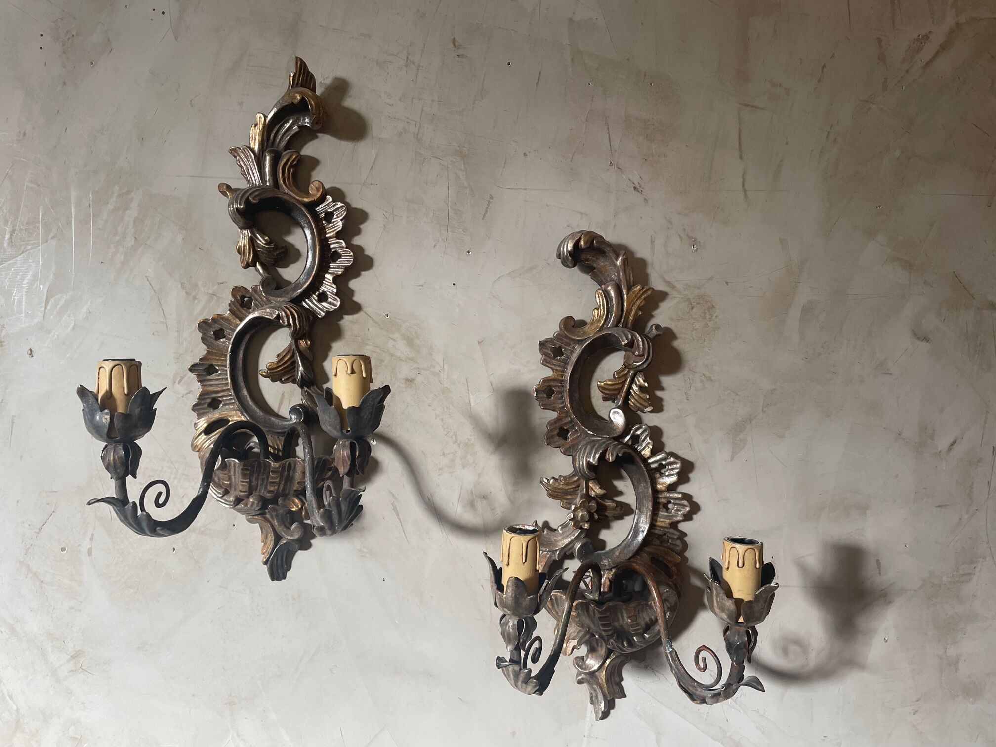 Paire d'appliques en bois sculpté
