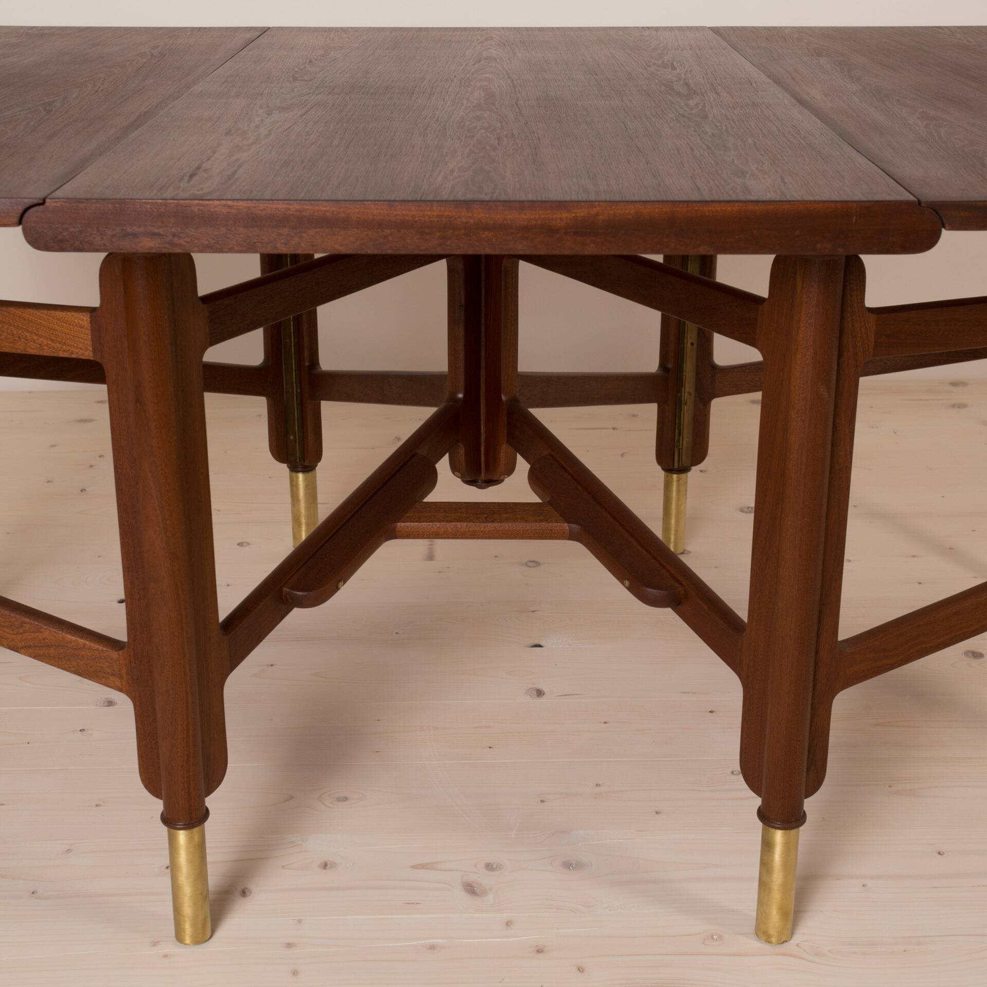 Table à manger vintage, bois de teck, éléments en laiton, Norvège, années 1950
