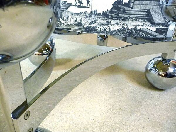 Table basse ronde en acier chromé de style Space Age avec plateau en verre, années 1960.