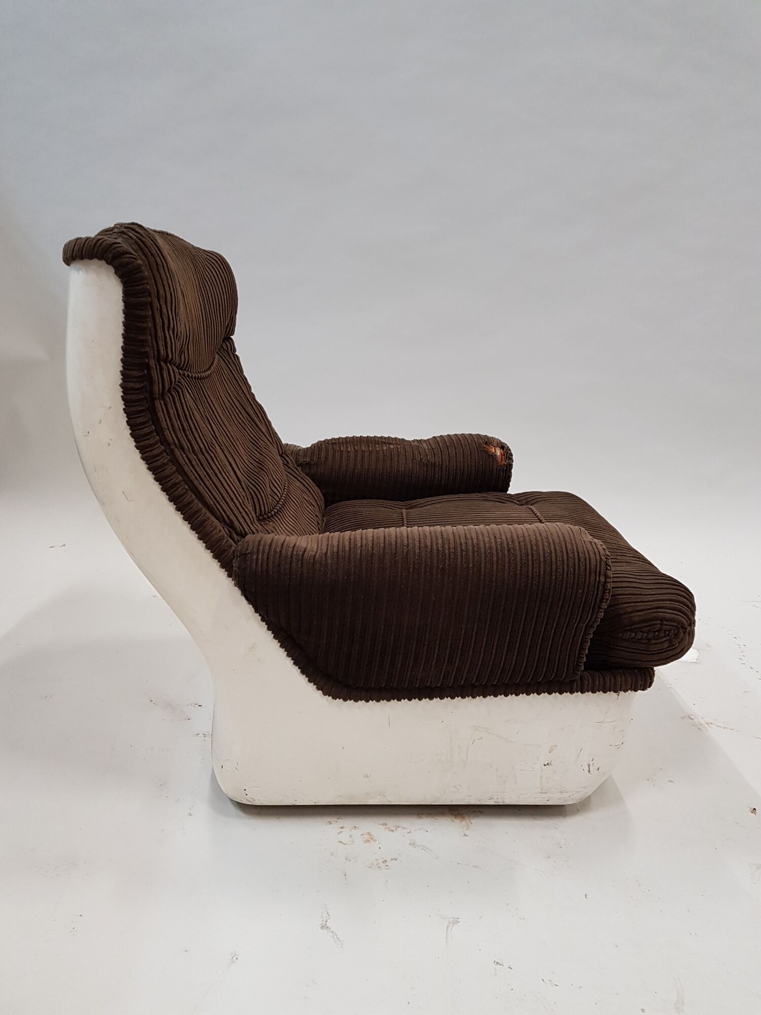 Airborne fiberglass and velvet chair, Cadestin