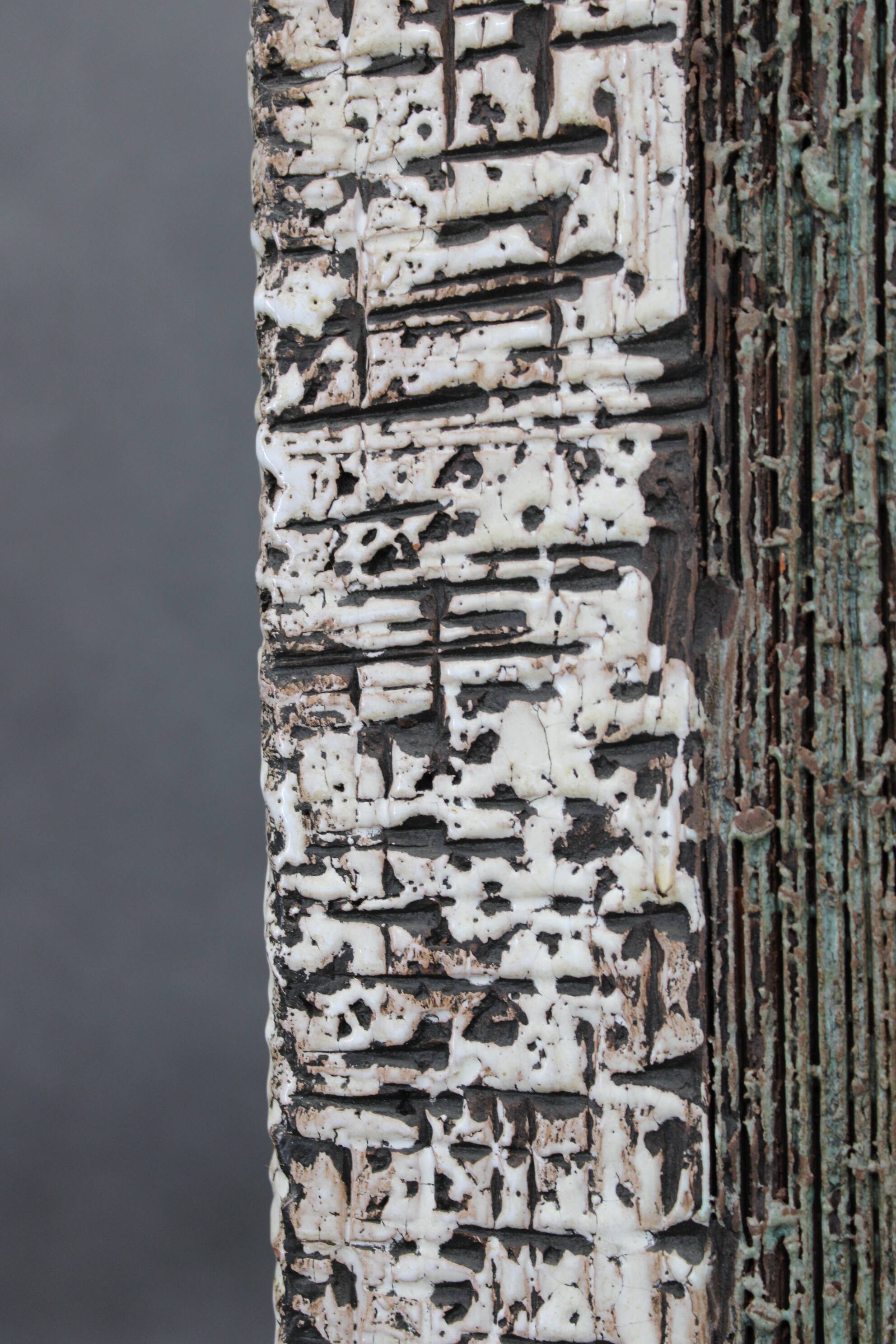 Vase en céramique brutaliste européen des années 1970 – forme haute et texturée, typique du style moderne du milieu du siècle.