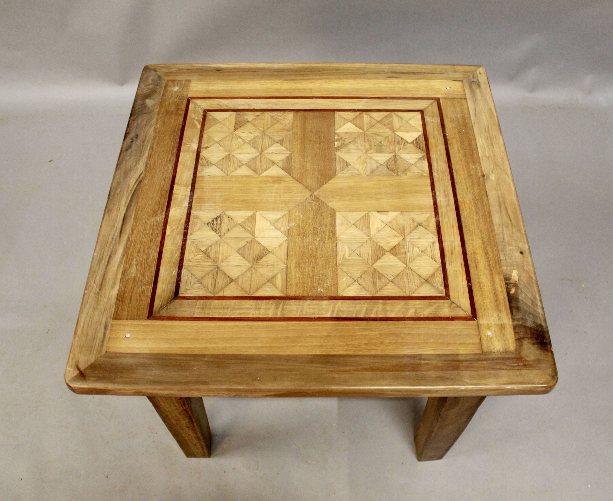 Table basse dessus parquet ancien marqueté
