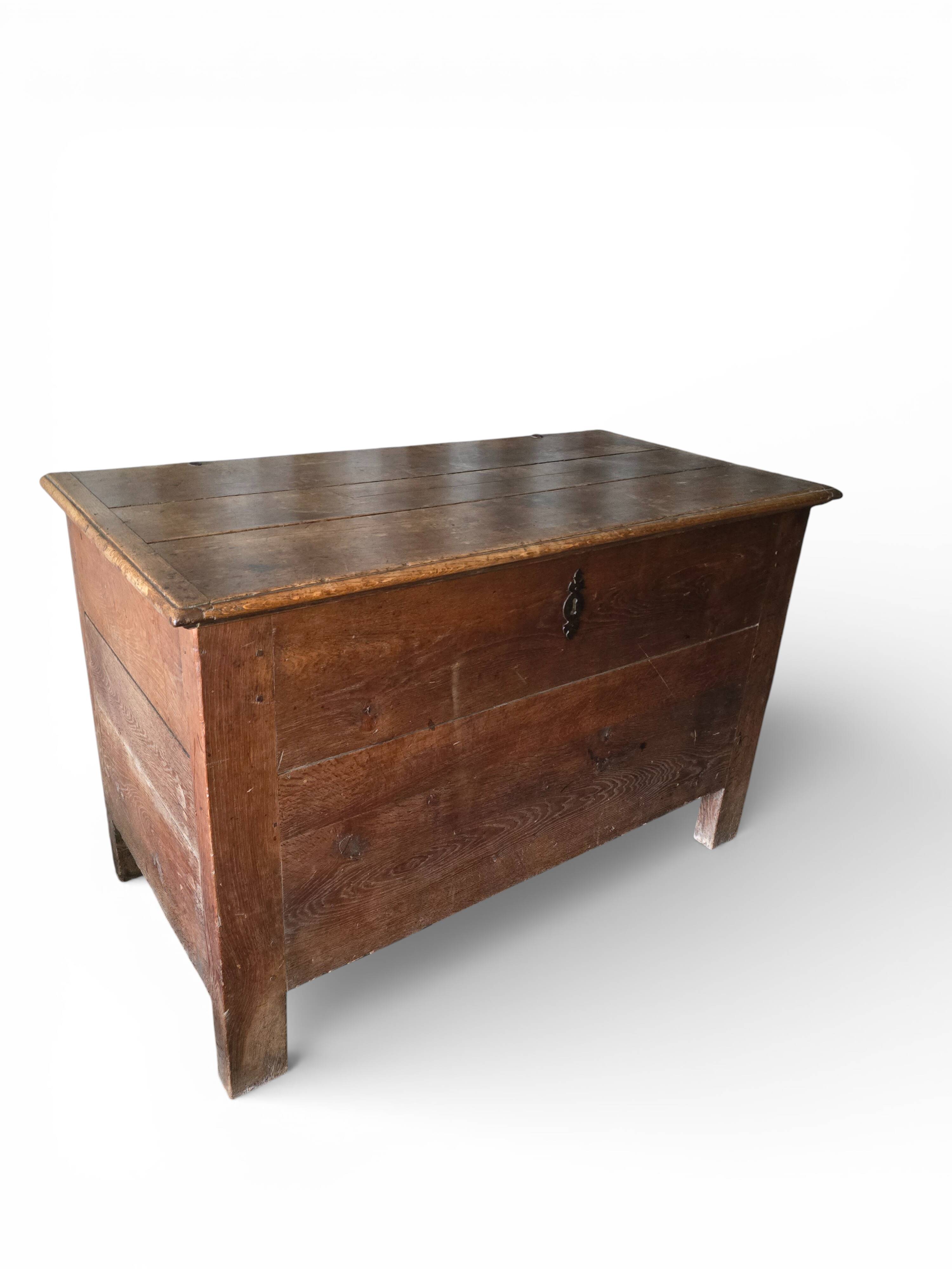 Antique wooden chest/box – authentic patina, opening lid