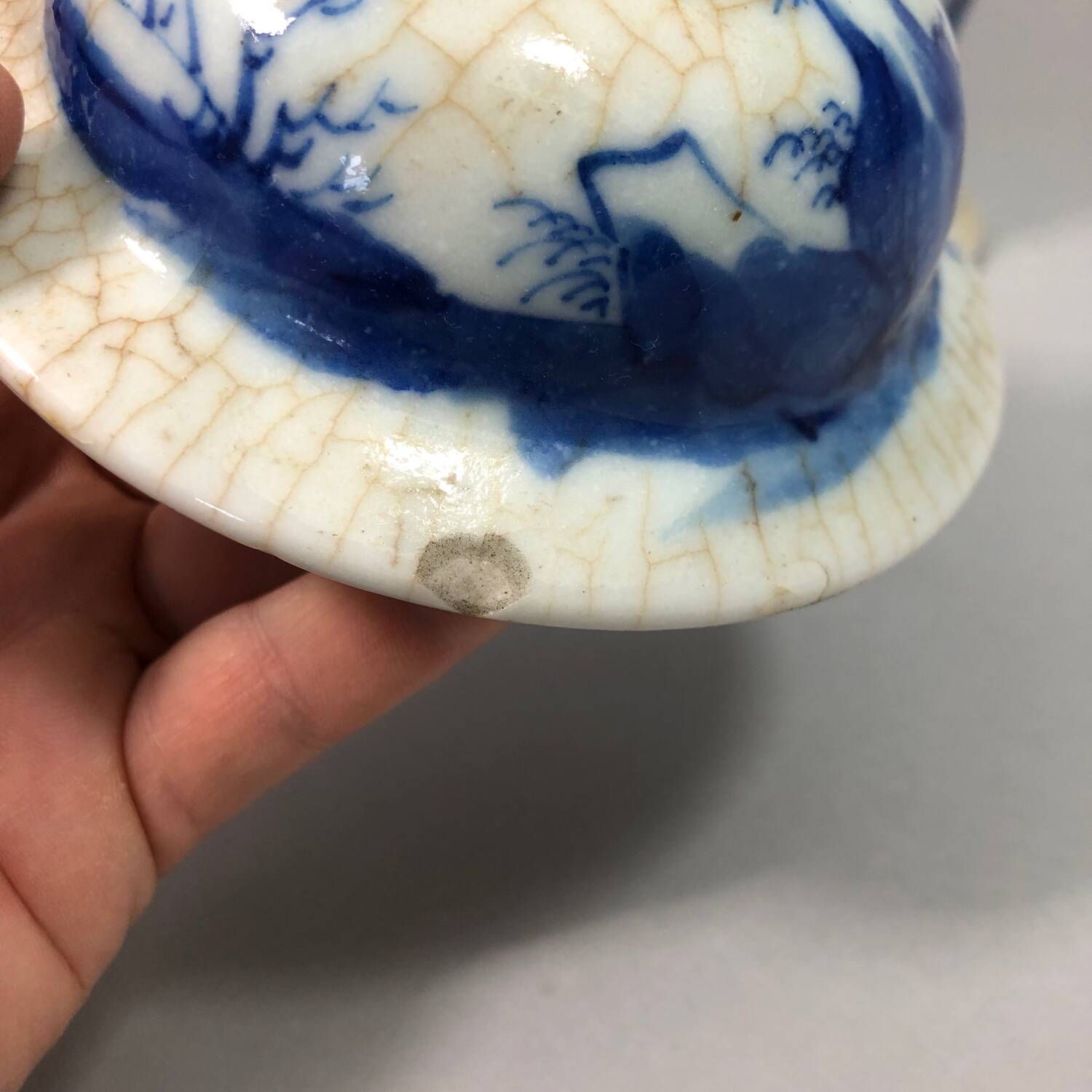 Chinese porcelain blue/white crackle jar 19th century? Court lady