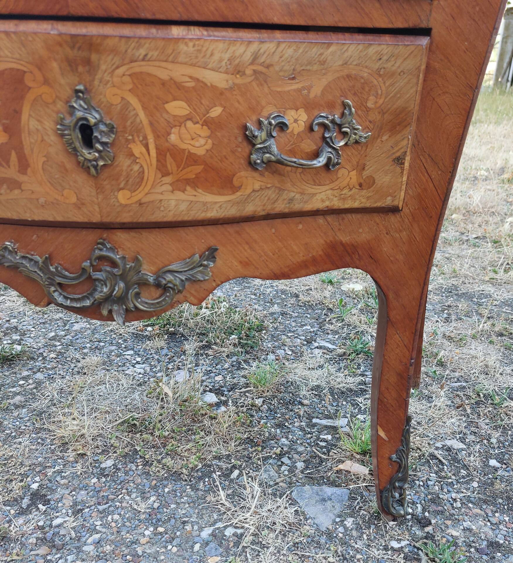 Curved commode in rosewood, Louis XV style.
