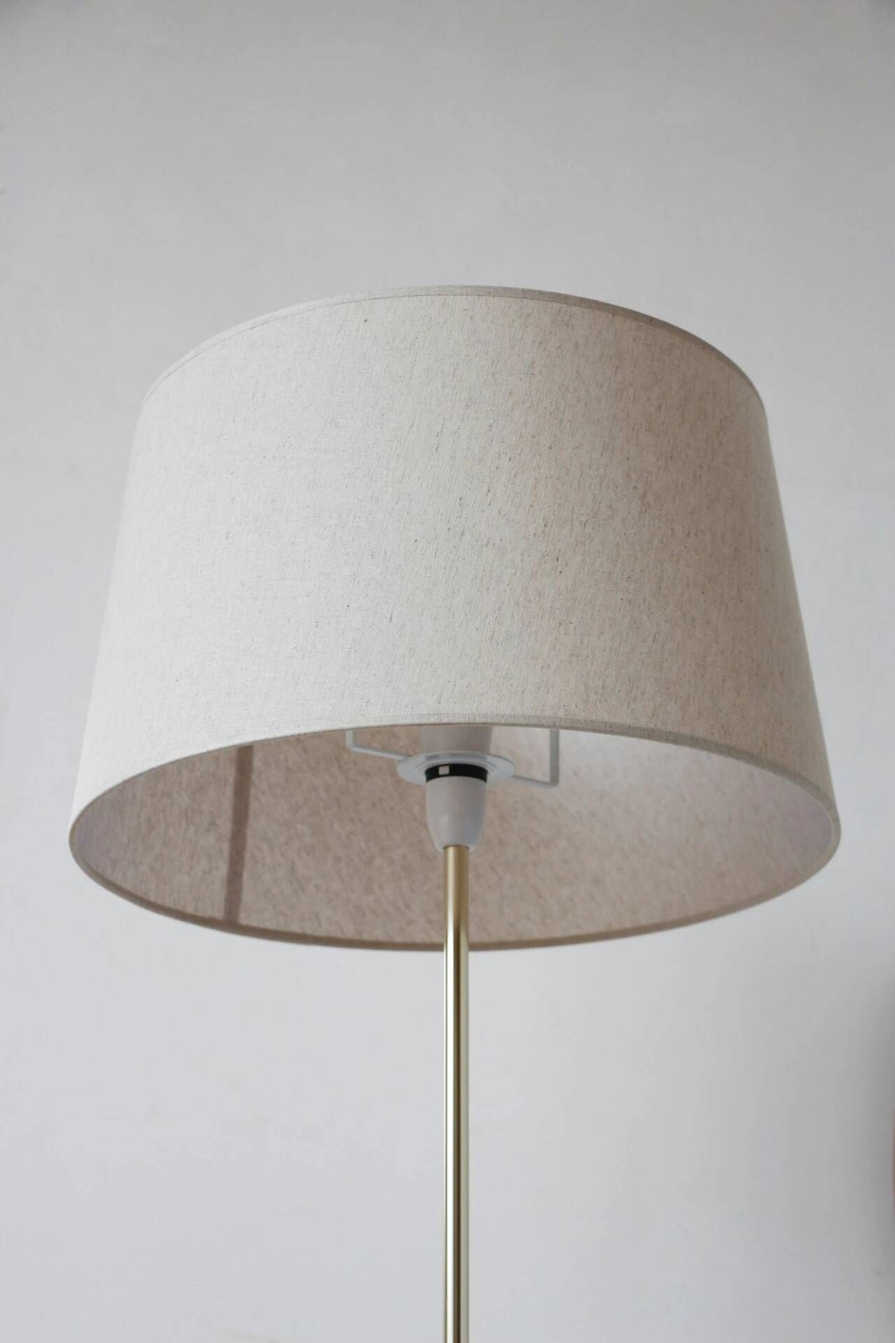 Vintage Scandinavian floor lamp in wood and gold brass — Beige lampshade