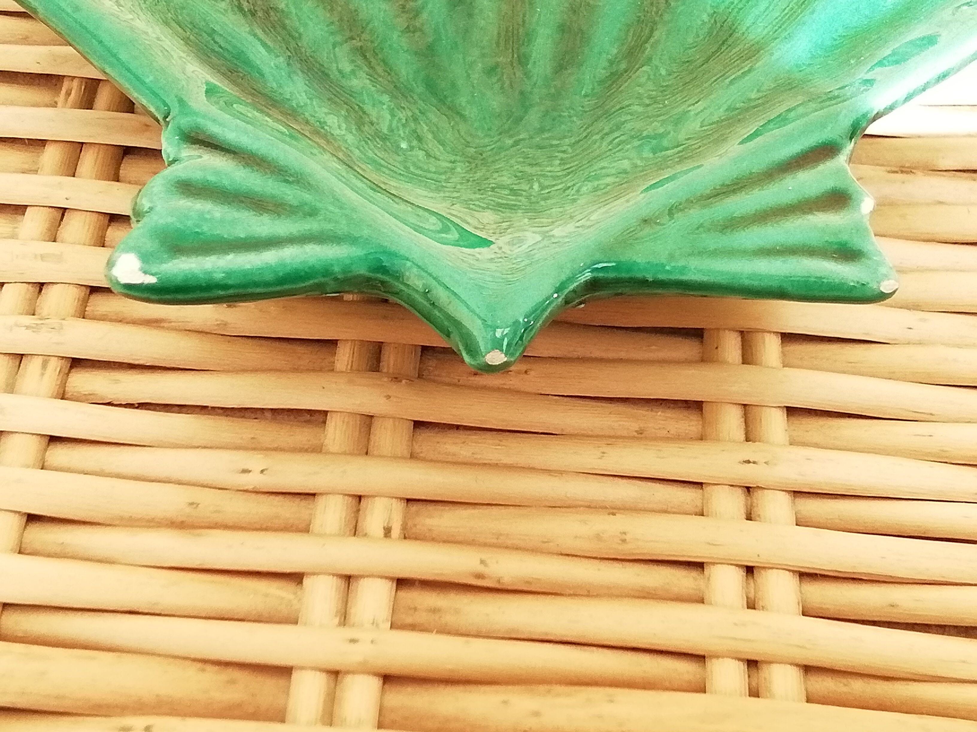 2 green ceramic scallops