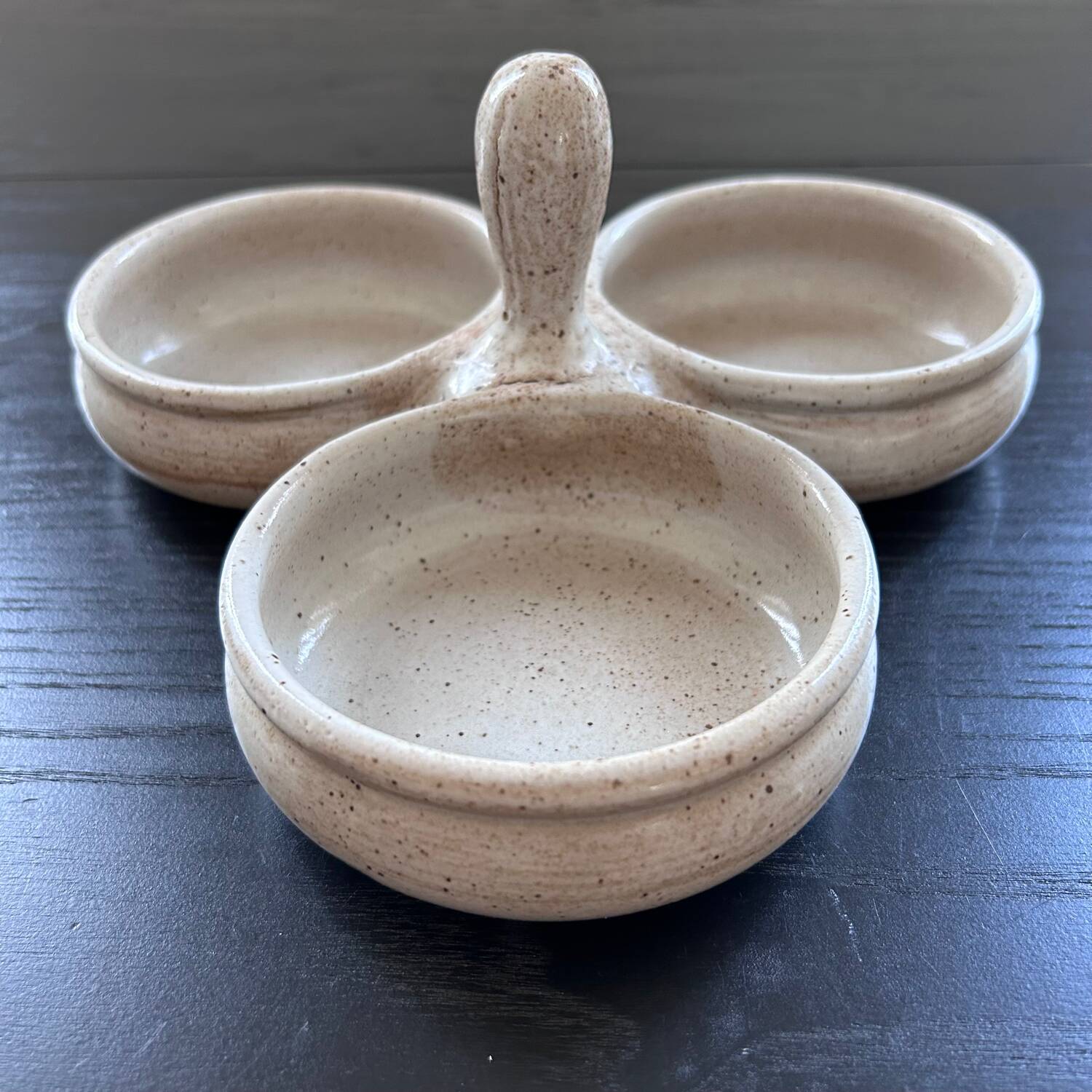 Beige stoneware servant