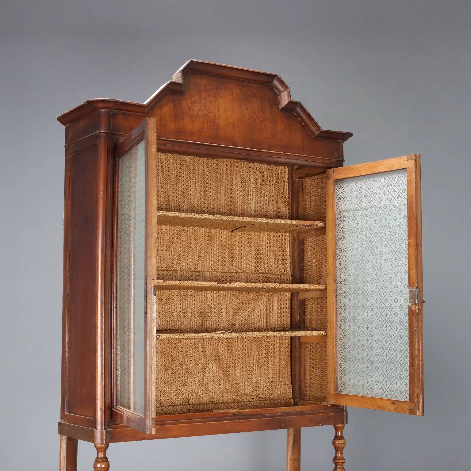 Antique Umbertine buffet in walnut, Italy, 19th century