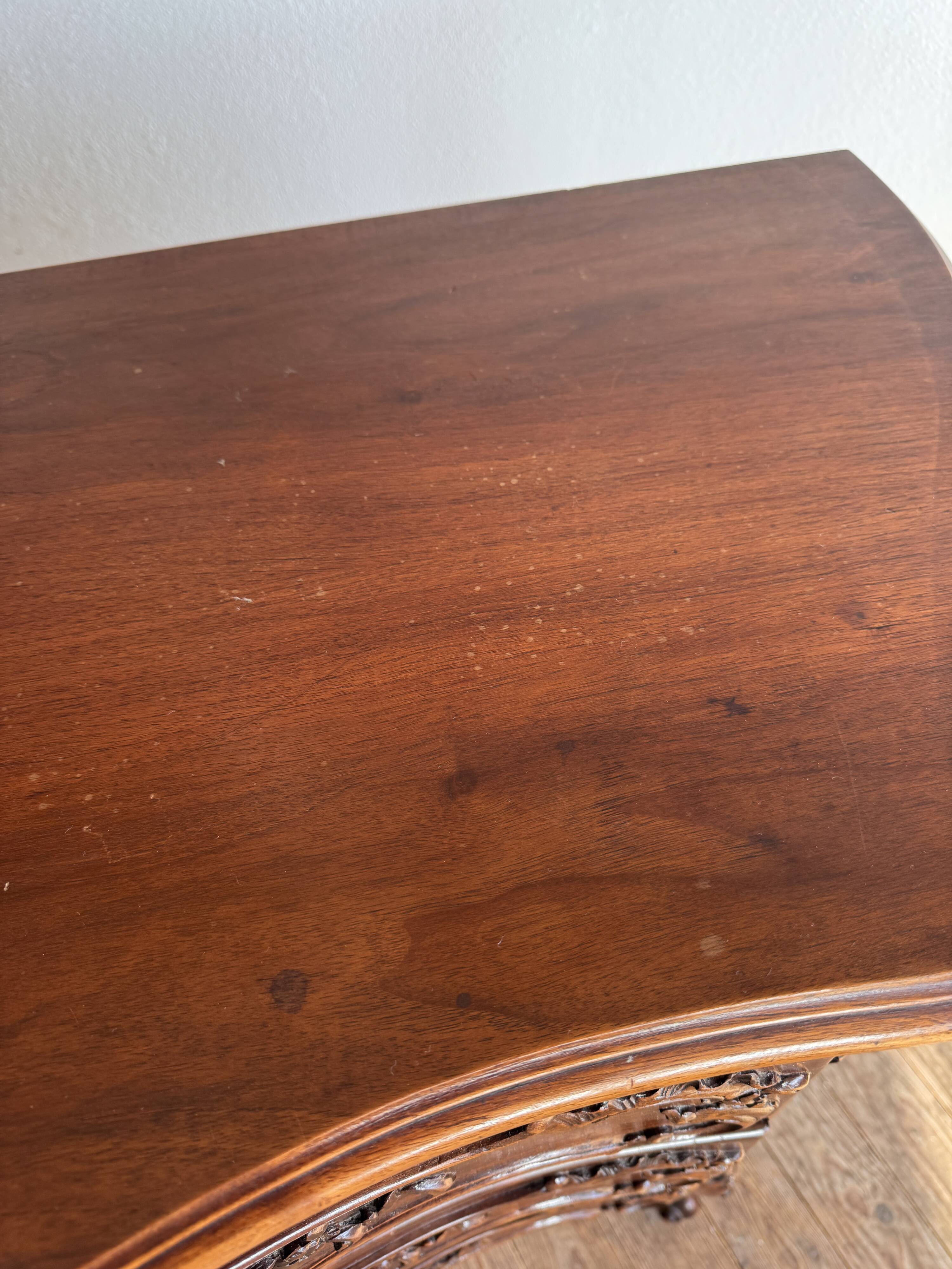 Petite commode de style Louis XV en chêne massif fin XIXème