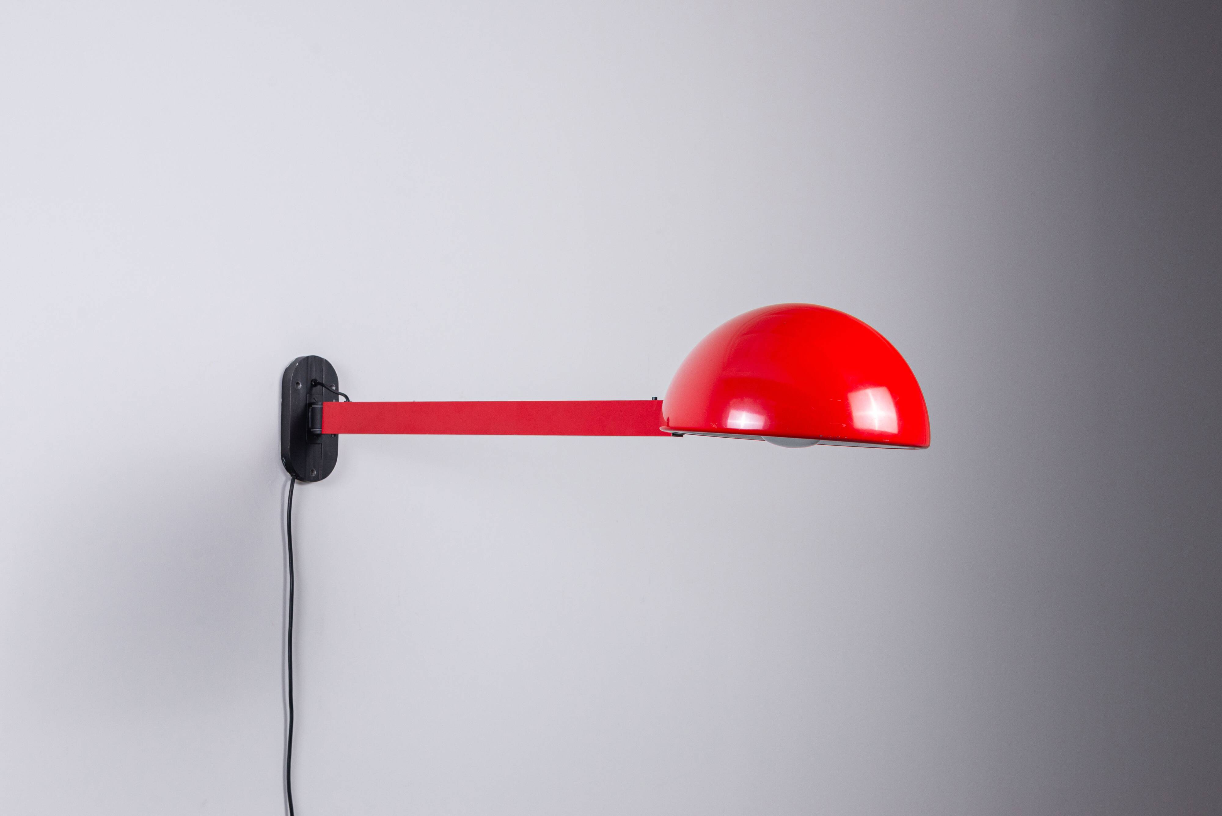Lampe murale extensible post-moderne en métal rouge